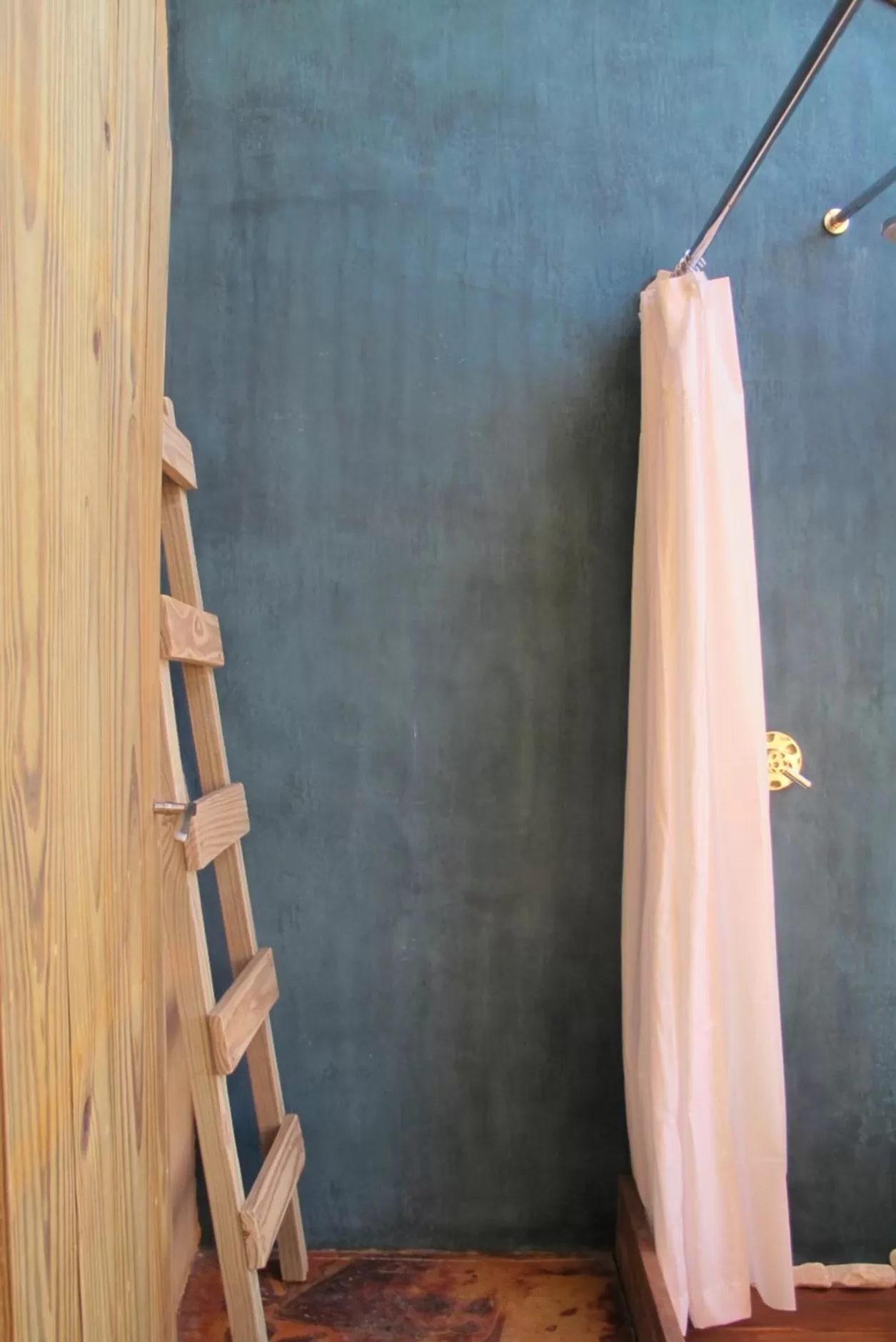 Bath in Caliu Earthship Ecolodge