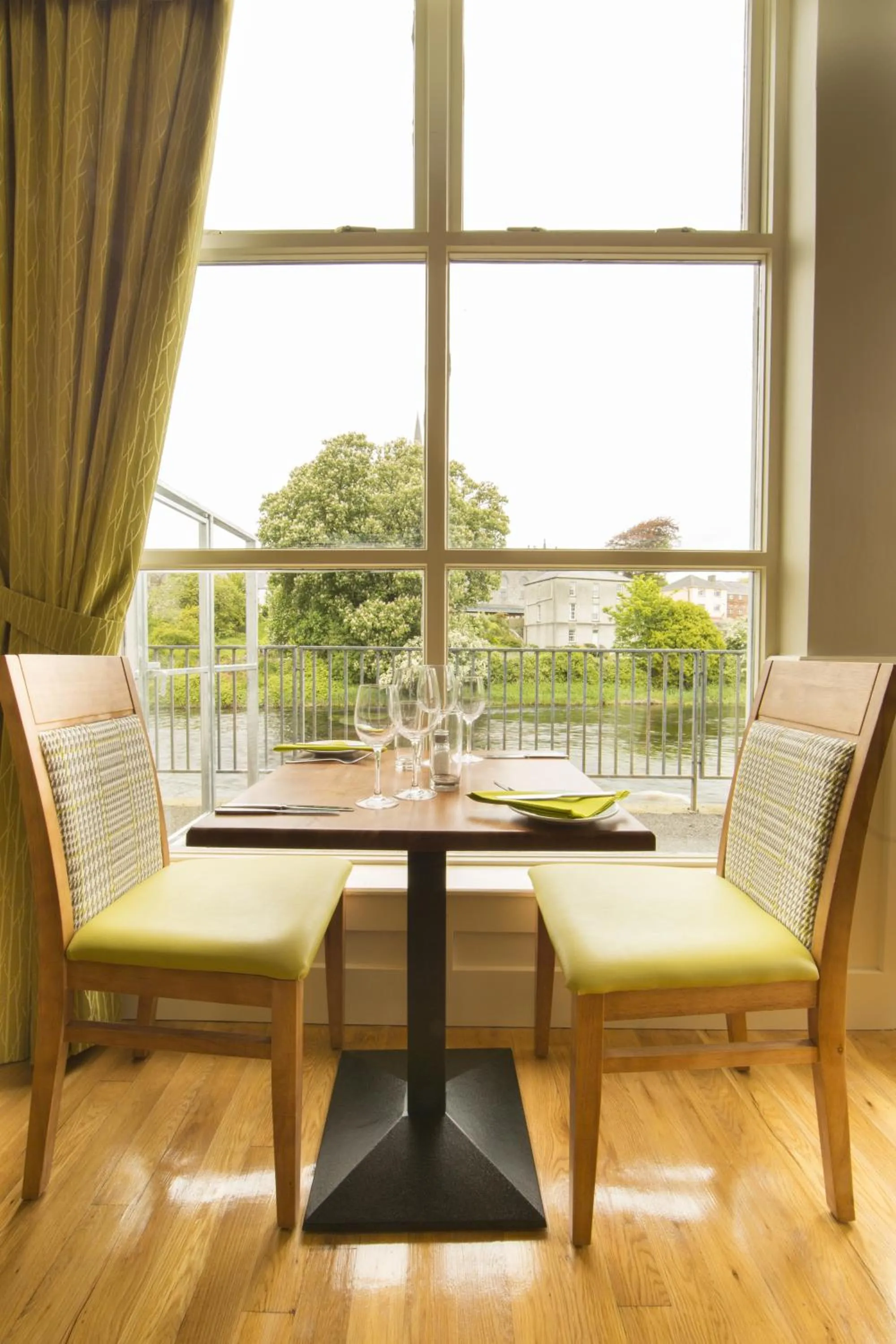 Restaurant/places to eat in Riverside Hotel