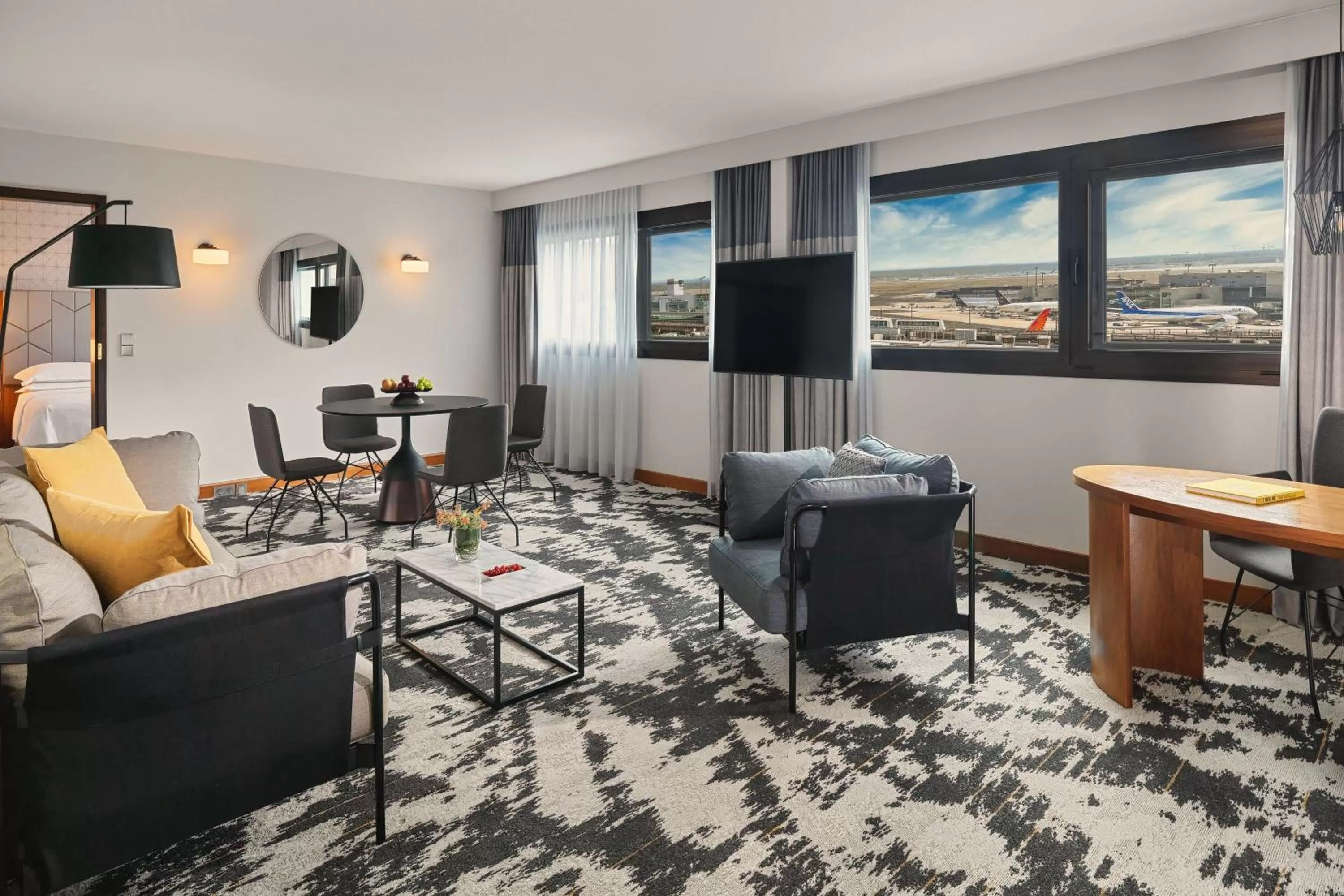 Living room in Sheraton Frankfurt Airport Hotel & Conference Center