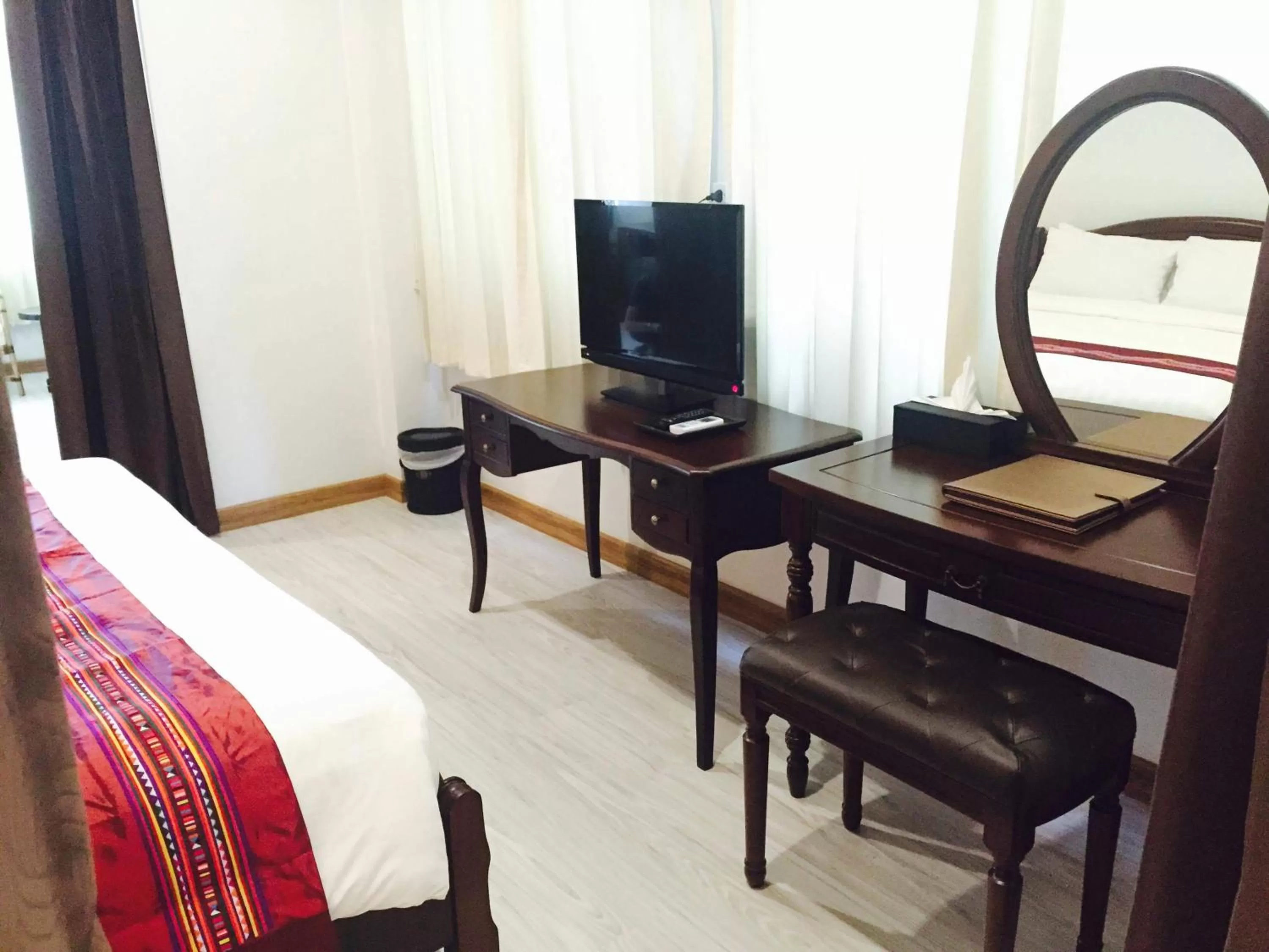 Staff, Bed in 99 The Gallery Hotel