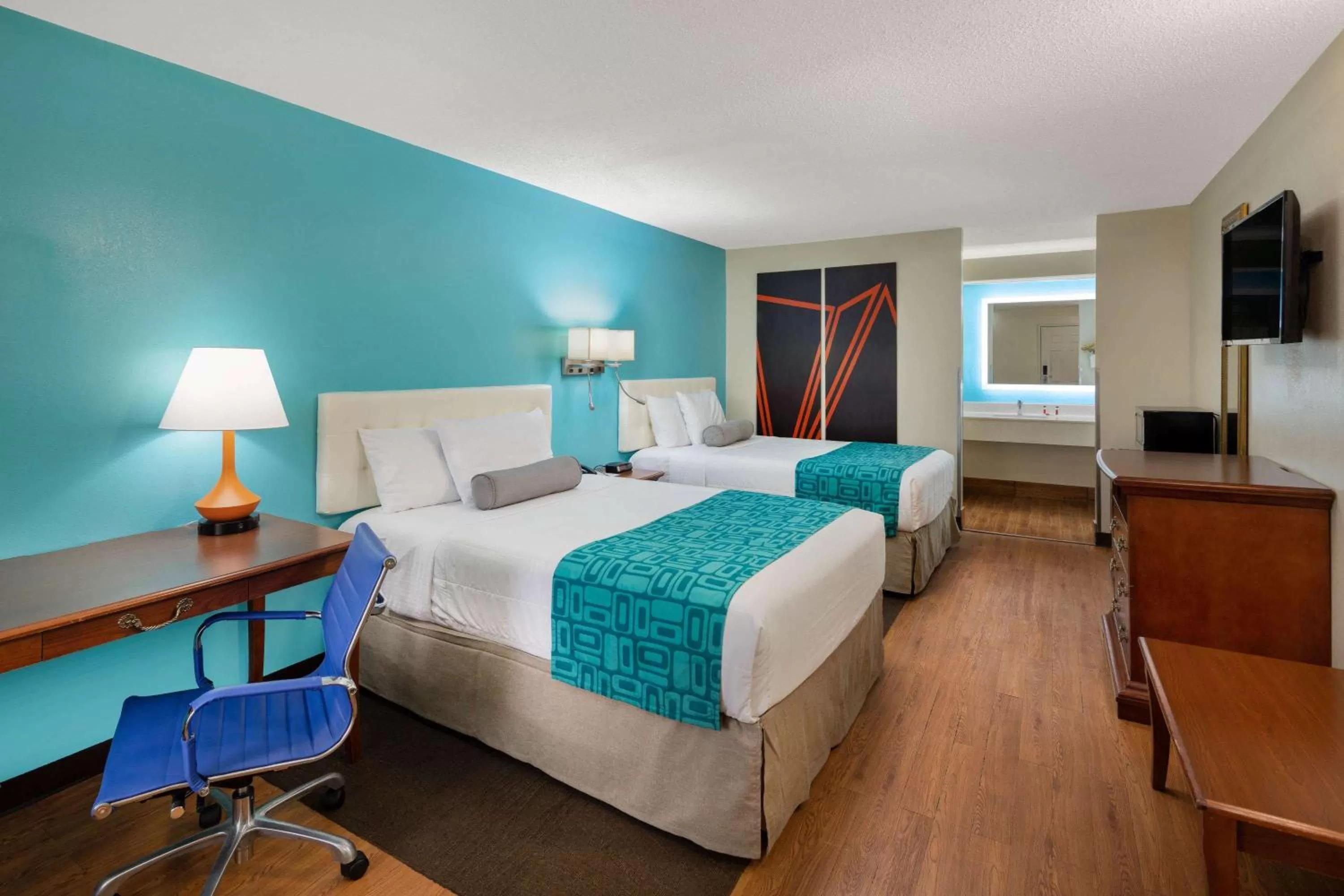 Photo of the whole room, Bed in Howard Johnson by Wyndham Savannah GA