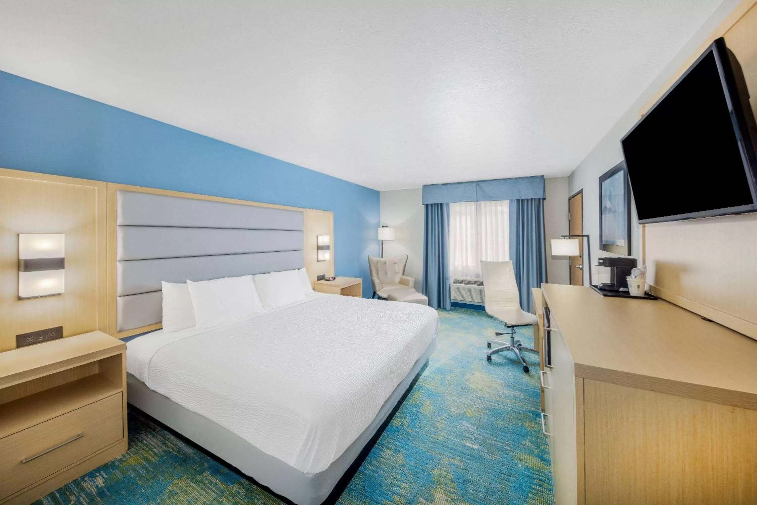 Photo of the whole room, Bed in Days Inn by Wyndham Springville