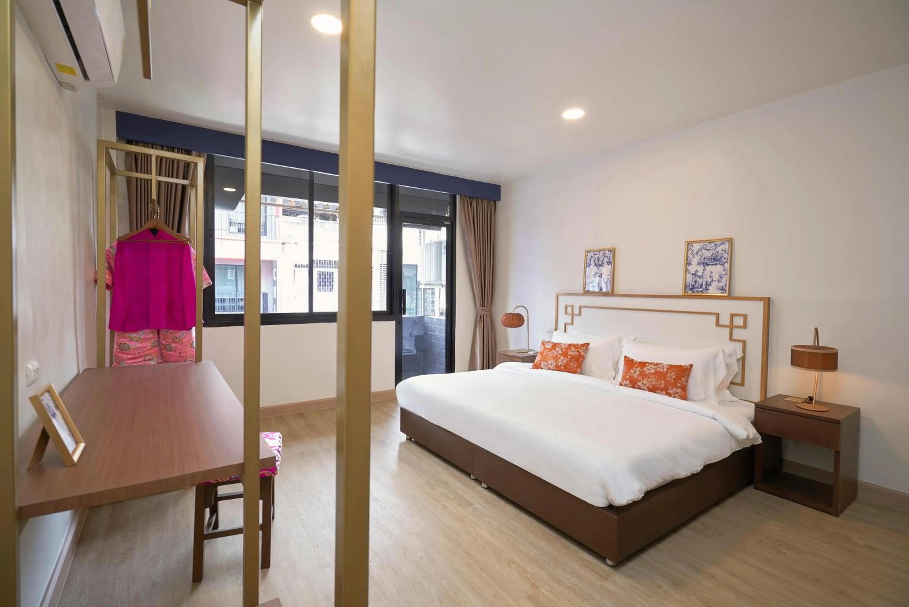 Photo of the whole room, Bed in Sweet's Escape