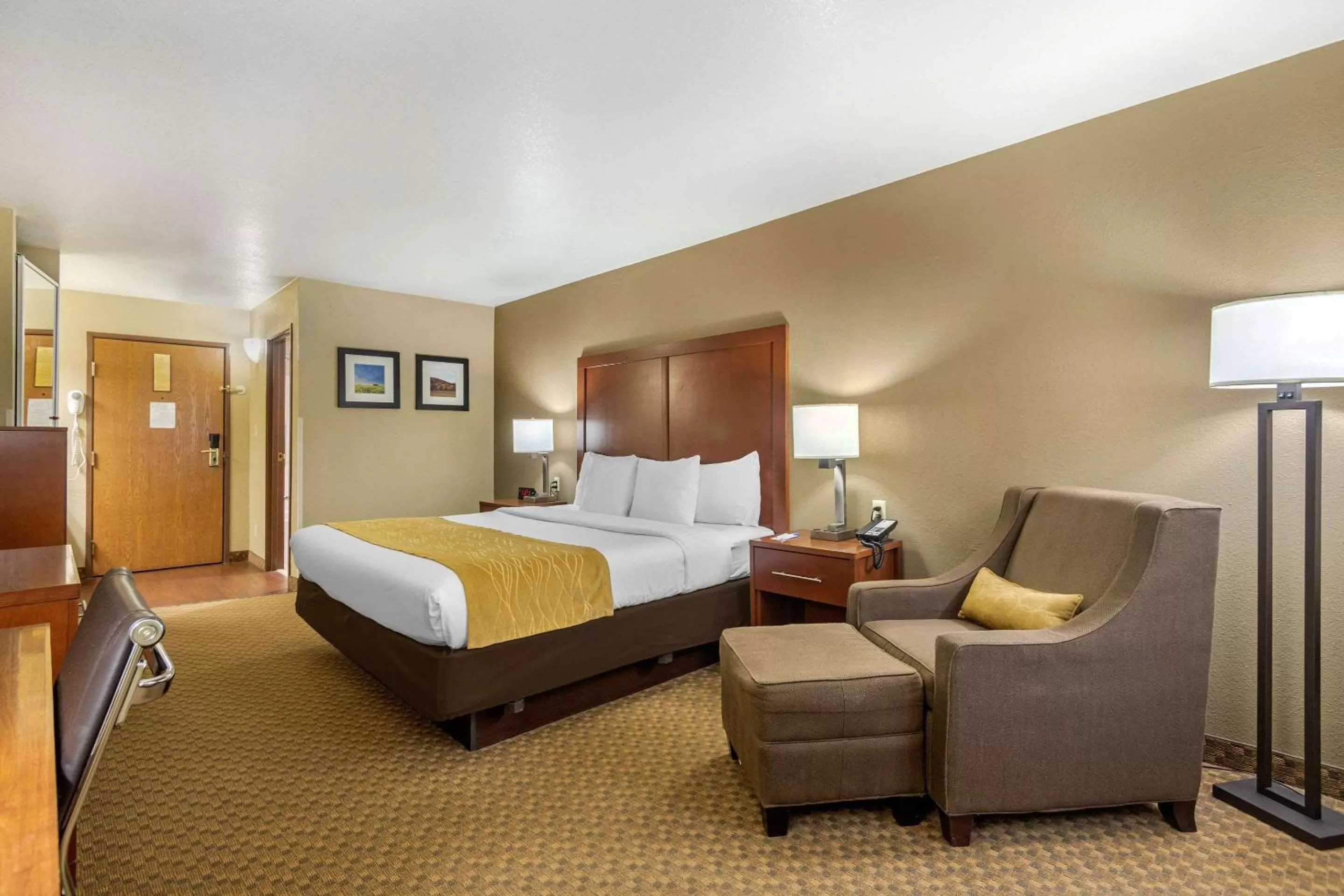 Photo of the whole room, Bed in Comfort Inn & Suites Springfield I-44