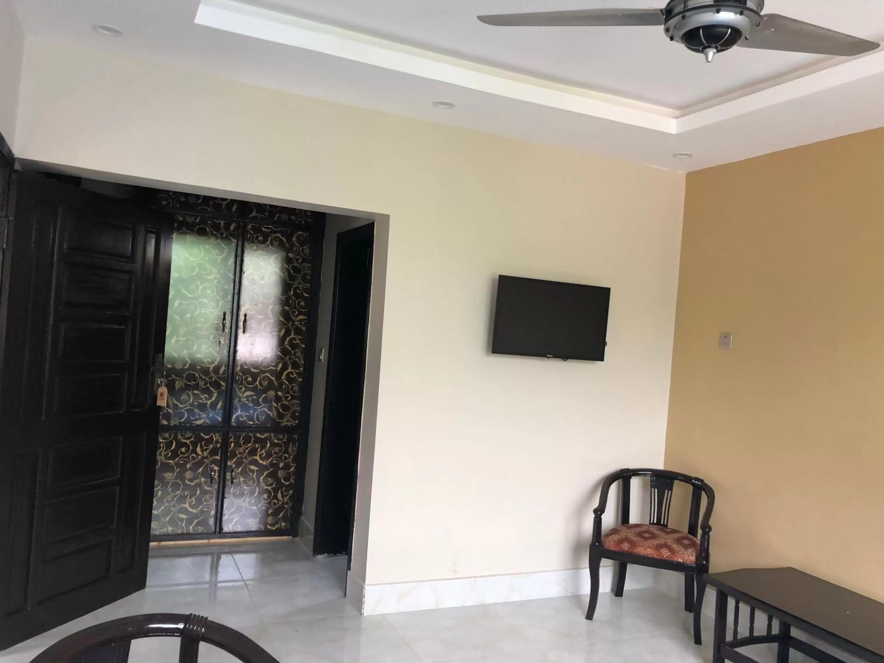 Seating area in Hotel La Orilla Muzaffarabad