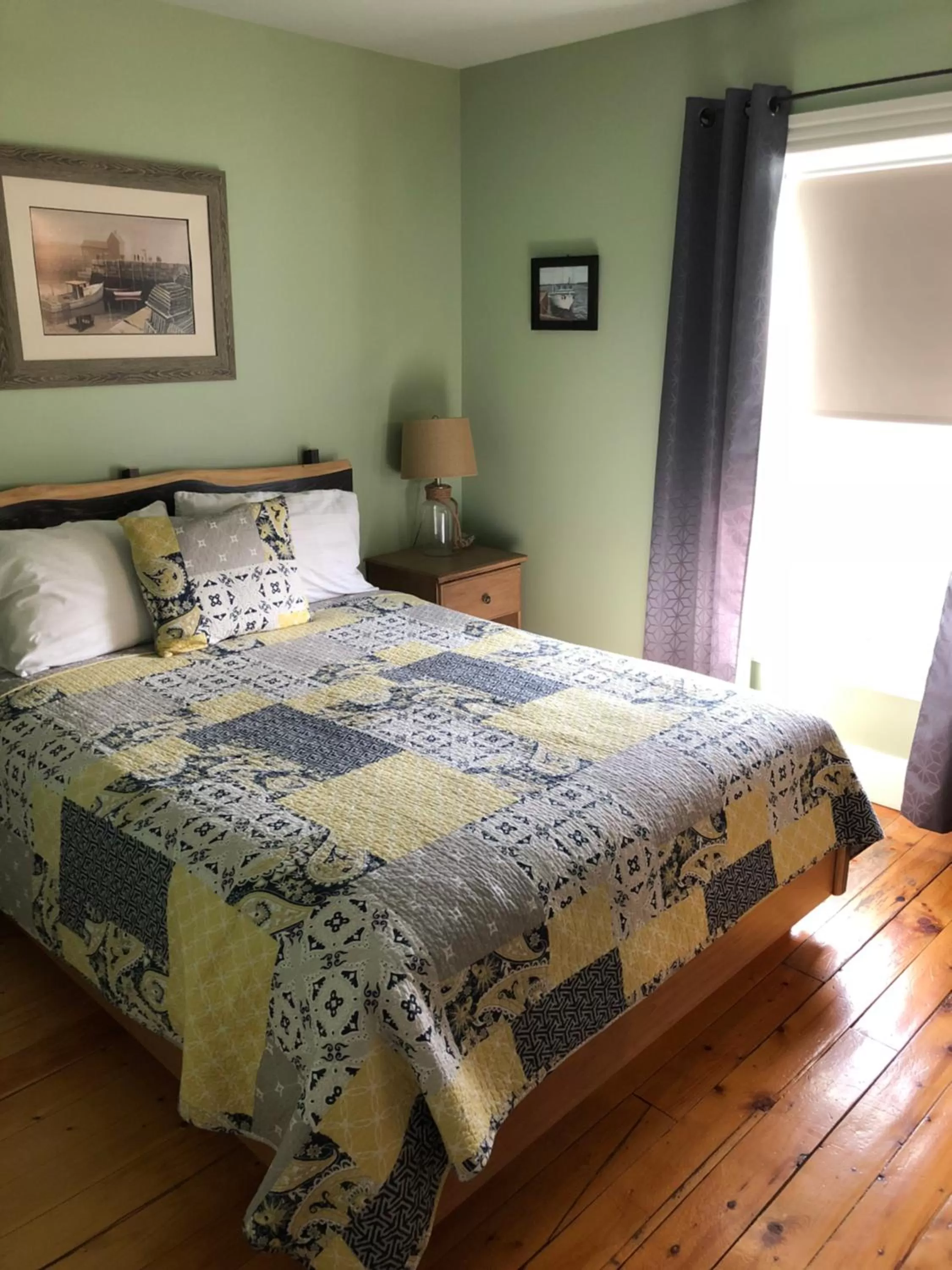 Photo of the whole room, Bed in Auberge d'Anjou-Sūrya Café