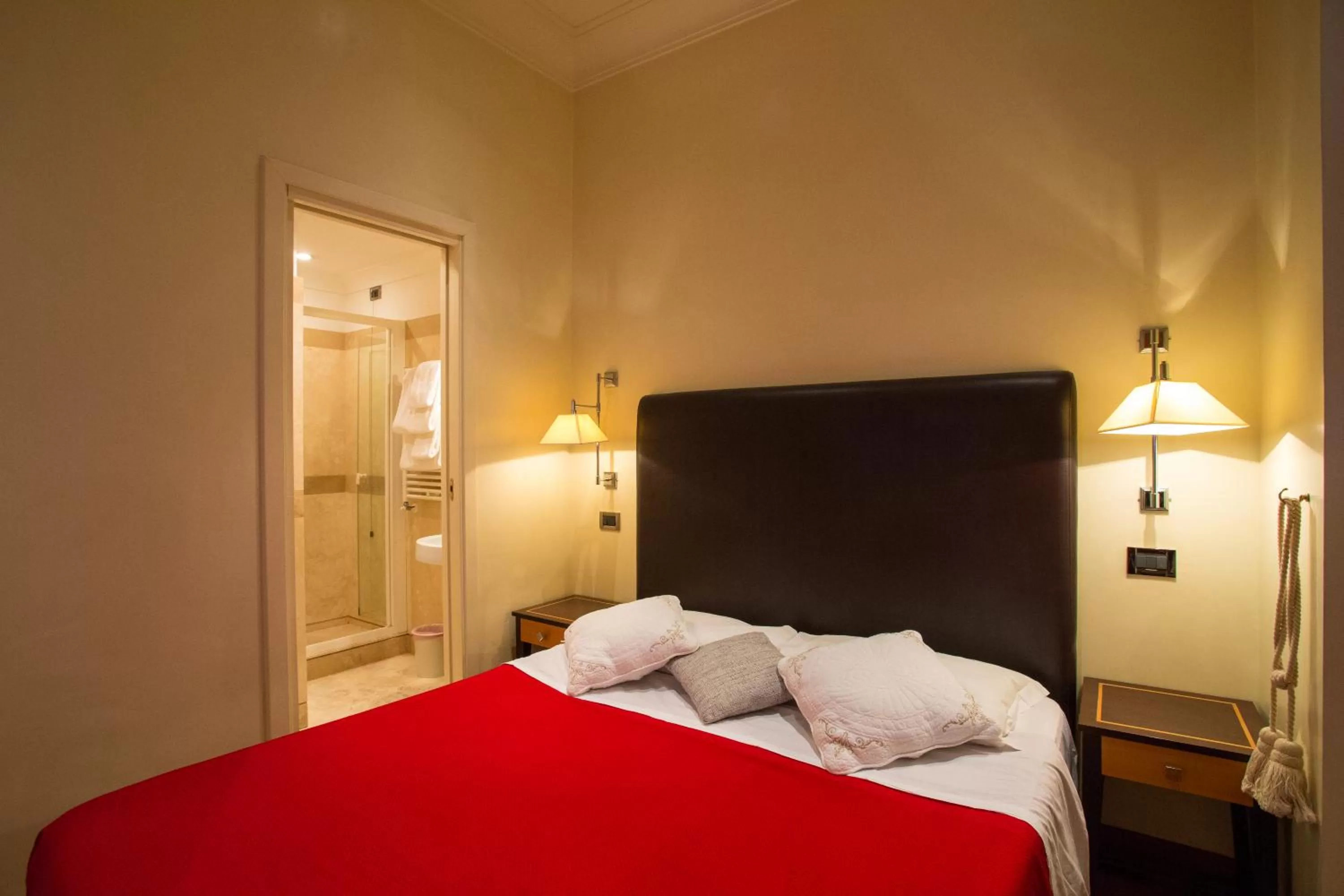 Bedroom, Bed in Hotel Giolitti