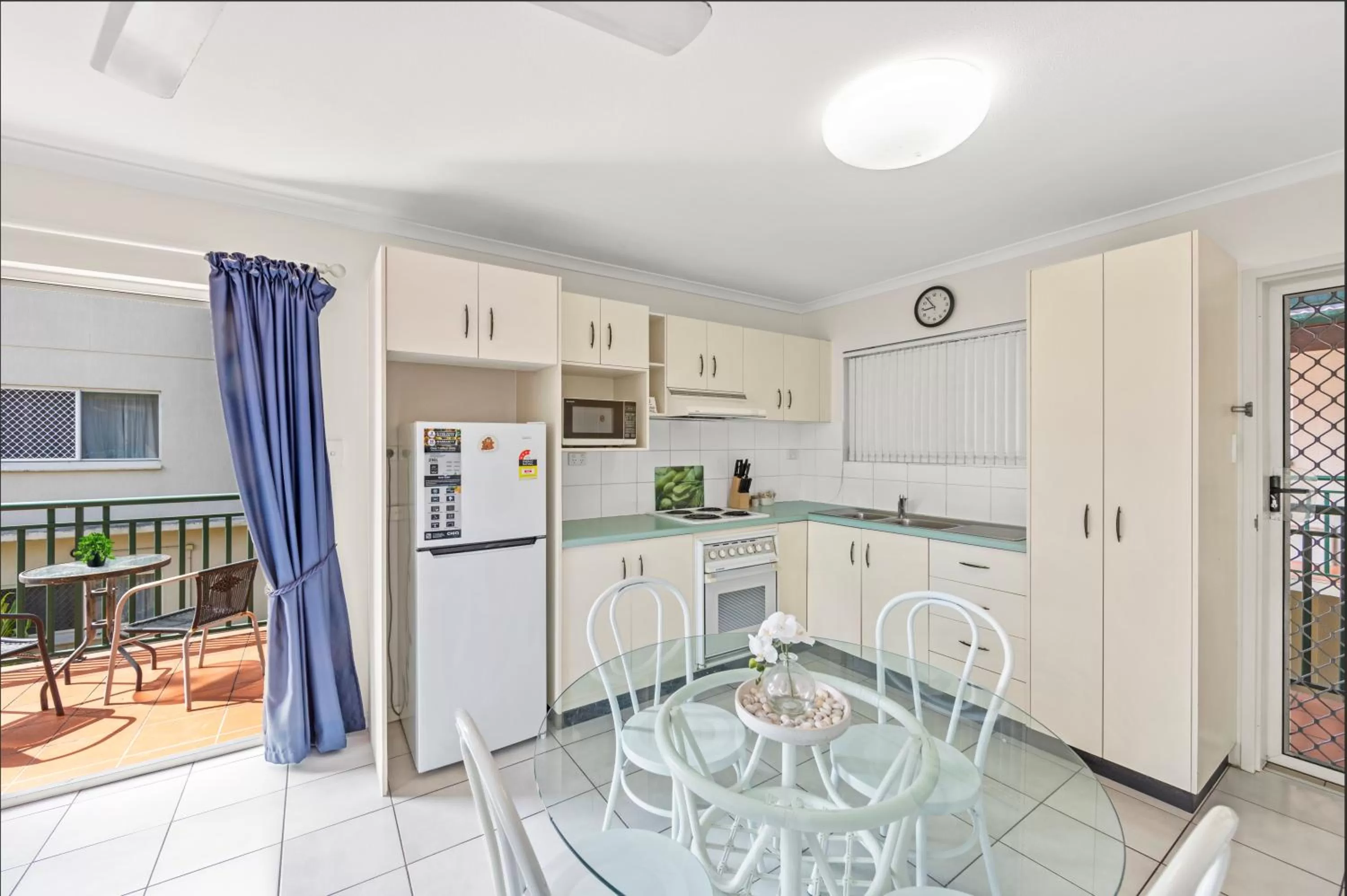 Kitchen or kitchenette in Koala Court Holiday Apartments