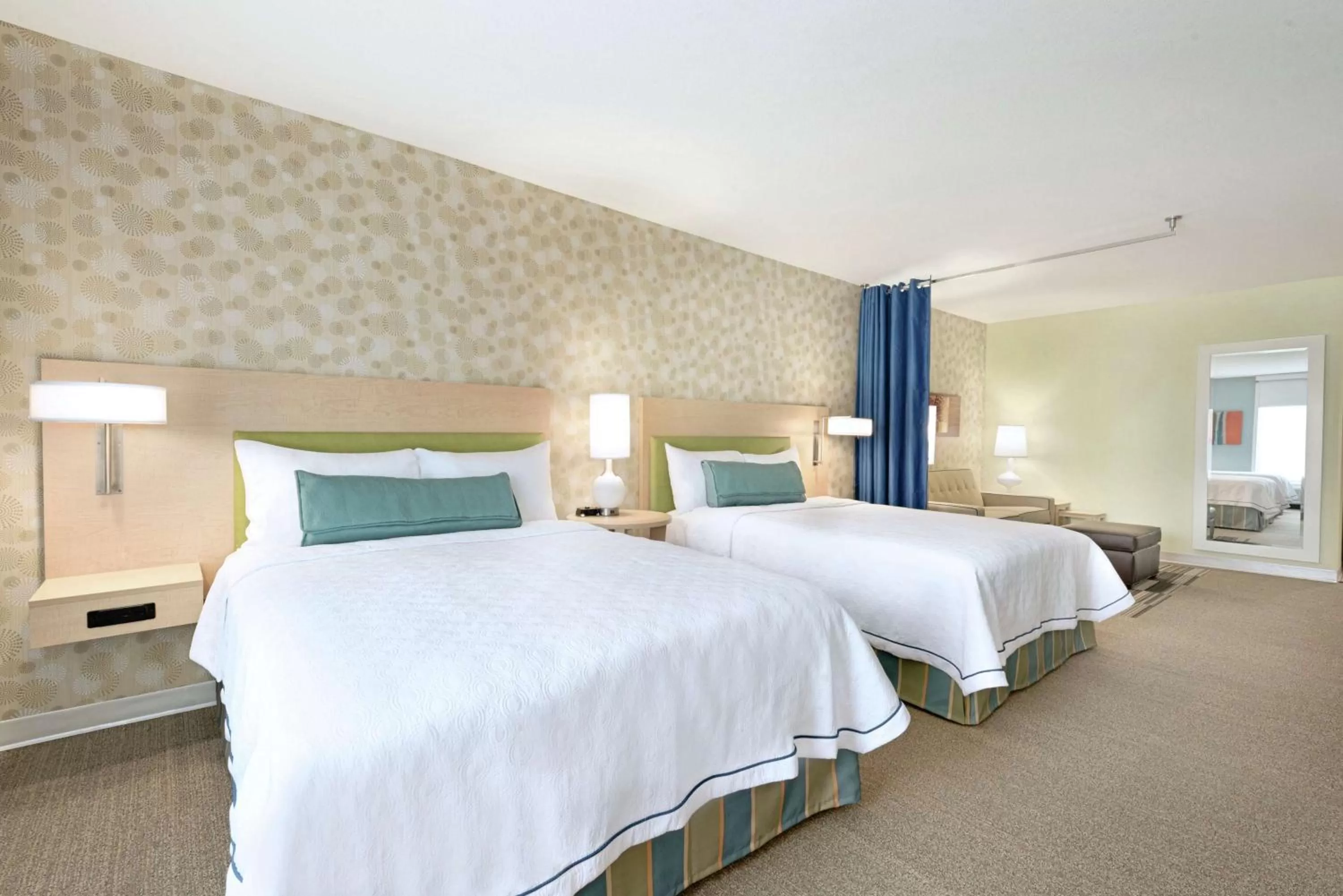 Living room, Bed in Home2 Suites By Hilton Prattville