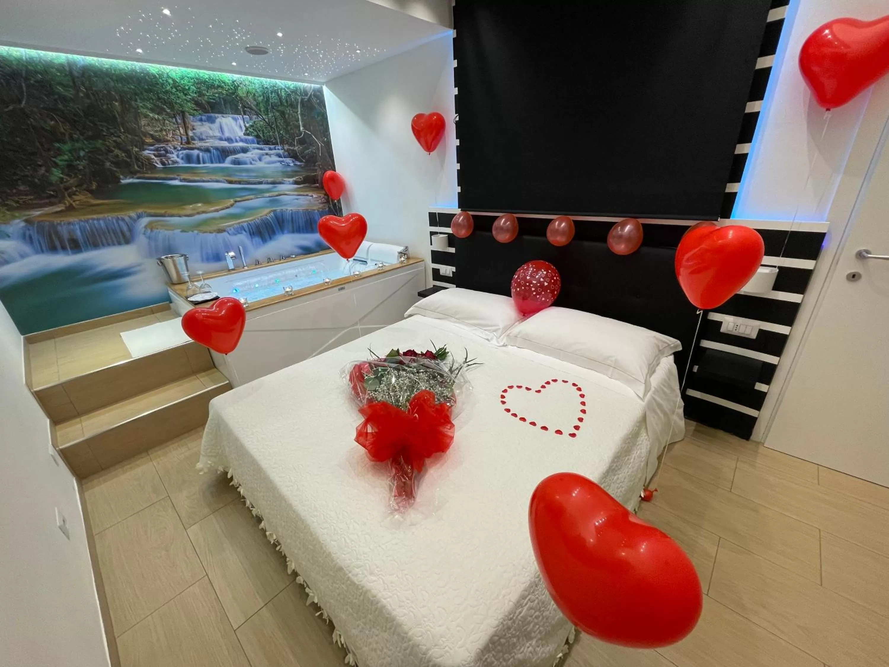 Hot Tub, Bed in Suite Ciclopi Acitrezza