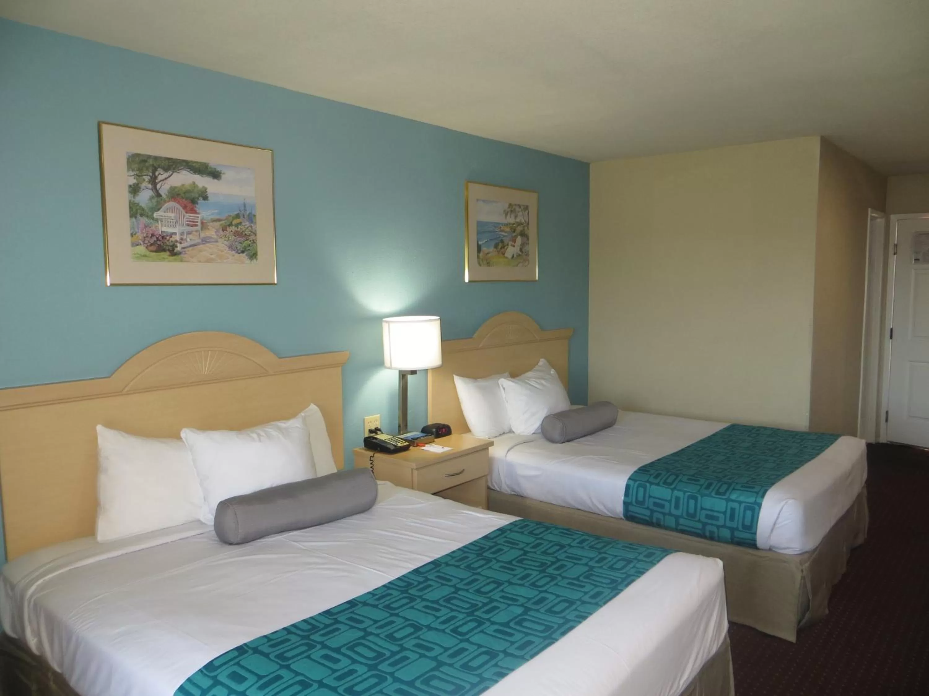 Bed in Howard Johnson by Wyndham Santa Cruz