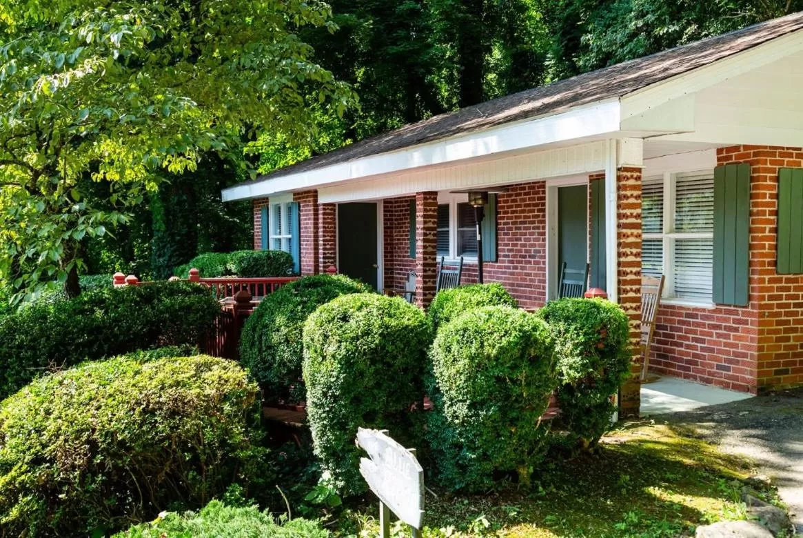 Property building in Mountain Aire Cottages, Inn, & Glamping