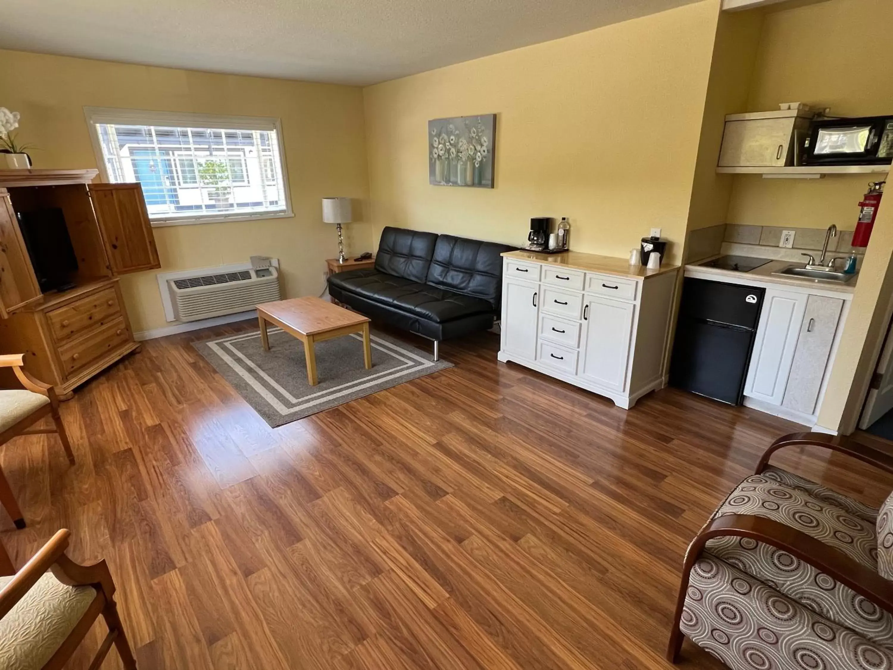 Deluxe King Suite in Solvang Inn & Cottages Deluxe King Suite in Solvang Inn & Cottages