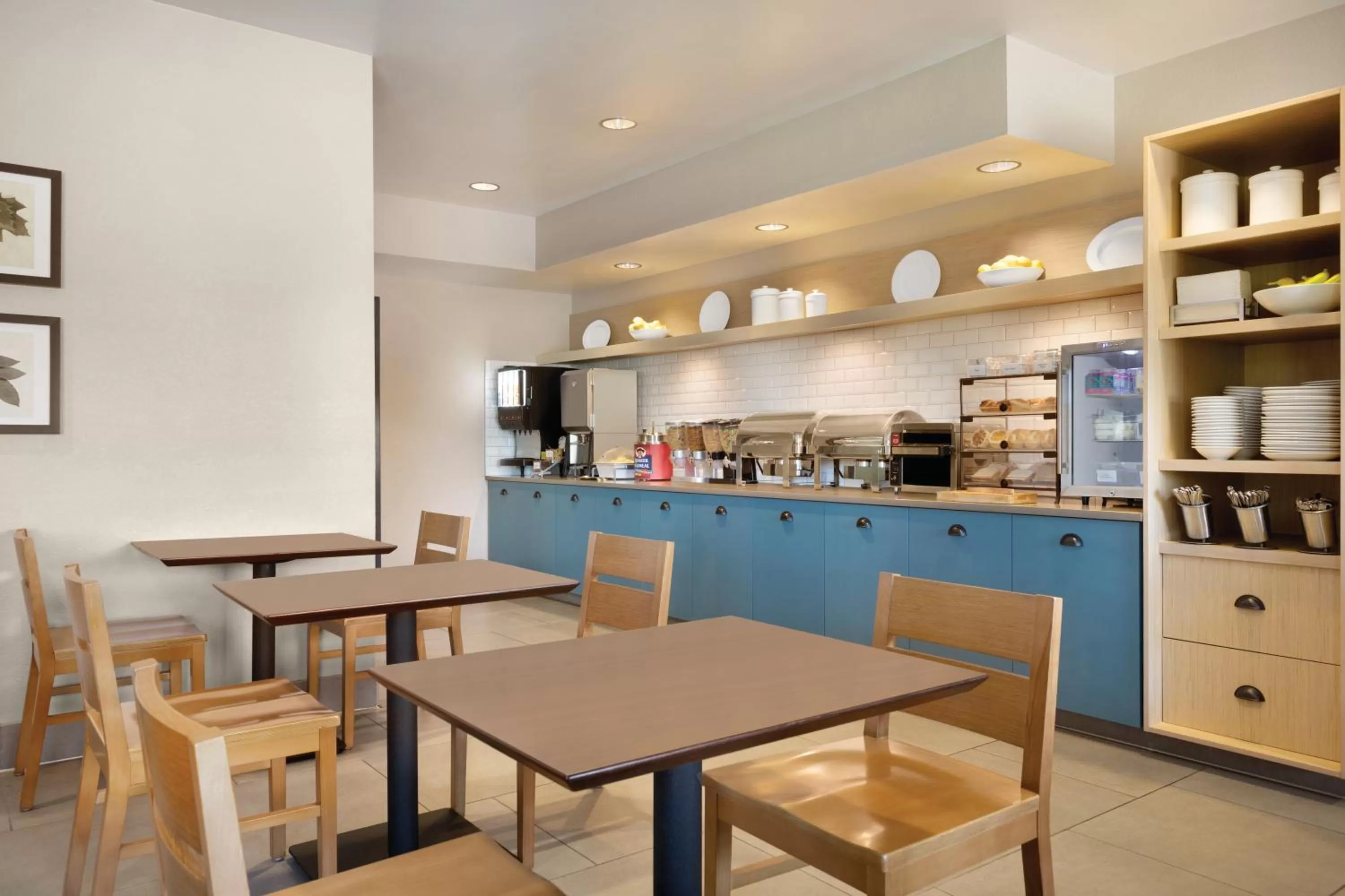 Buffet breakfast in Country Inn & Suites by Radisson, Brooklyn Park - Brooklyn Center, MN