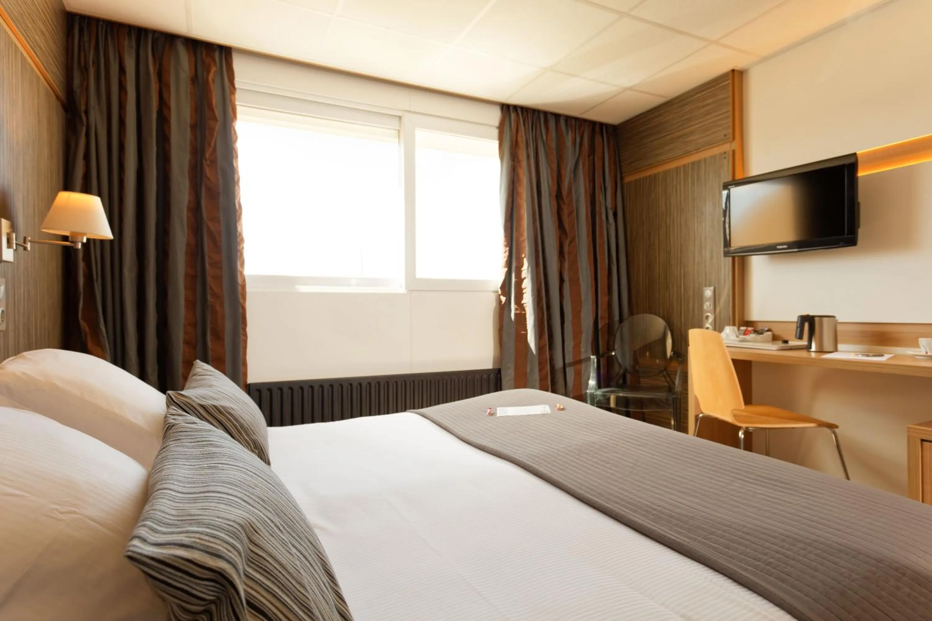 Coffee/tea facilities, Bed in The Originals Boutique, Hôtel Neptune, Montpellier Sud