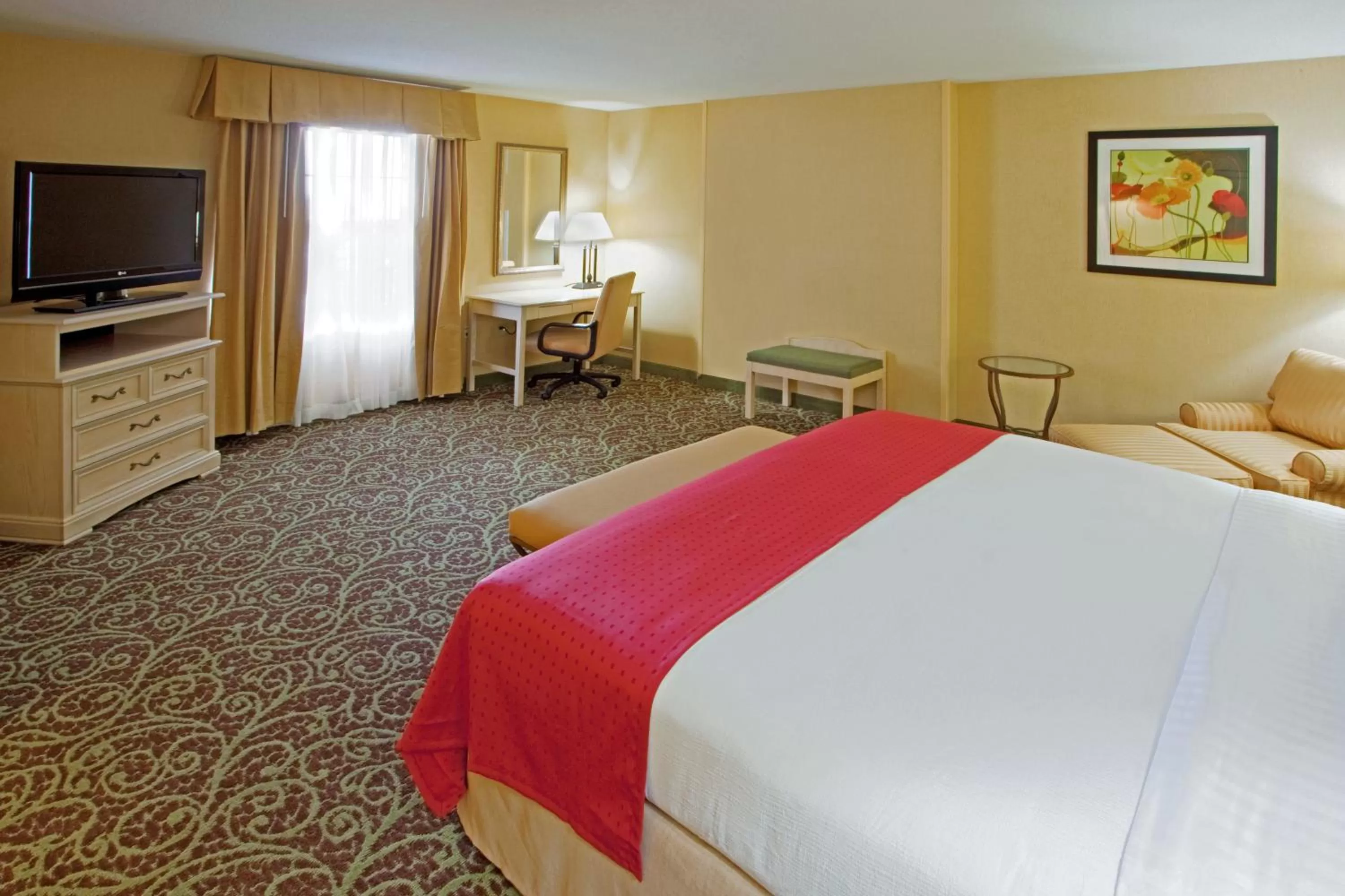Photo of the whole room, Bed in Holiday Inn Chantilly-Dulles Expo Airport by IHG