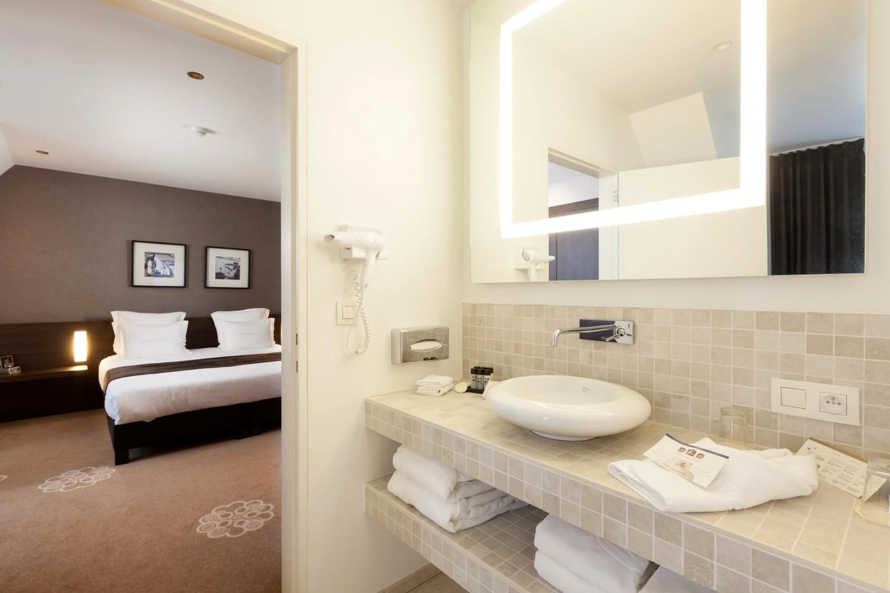 Bathroom, Bed in Hotel Restaurant Weinebrugge