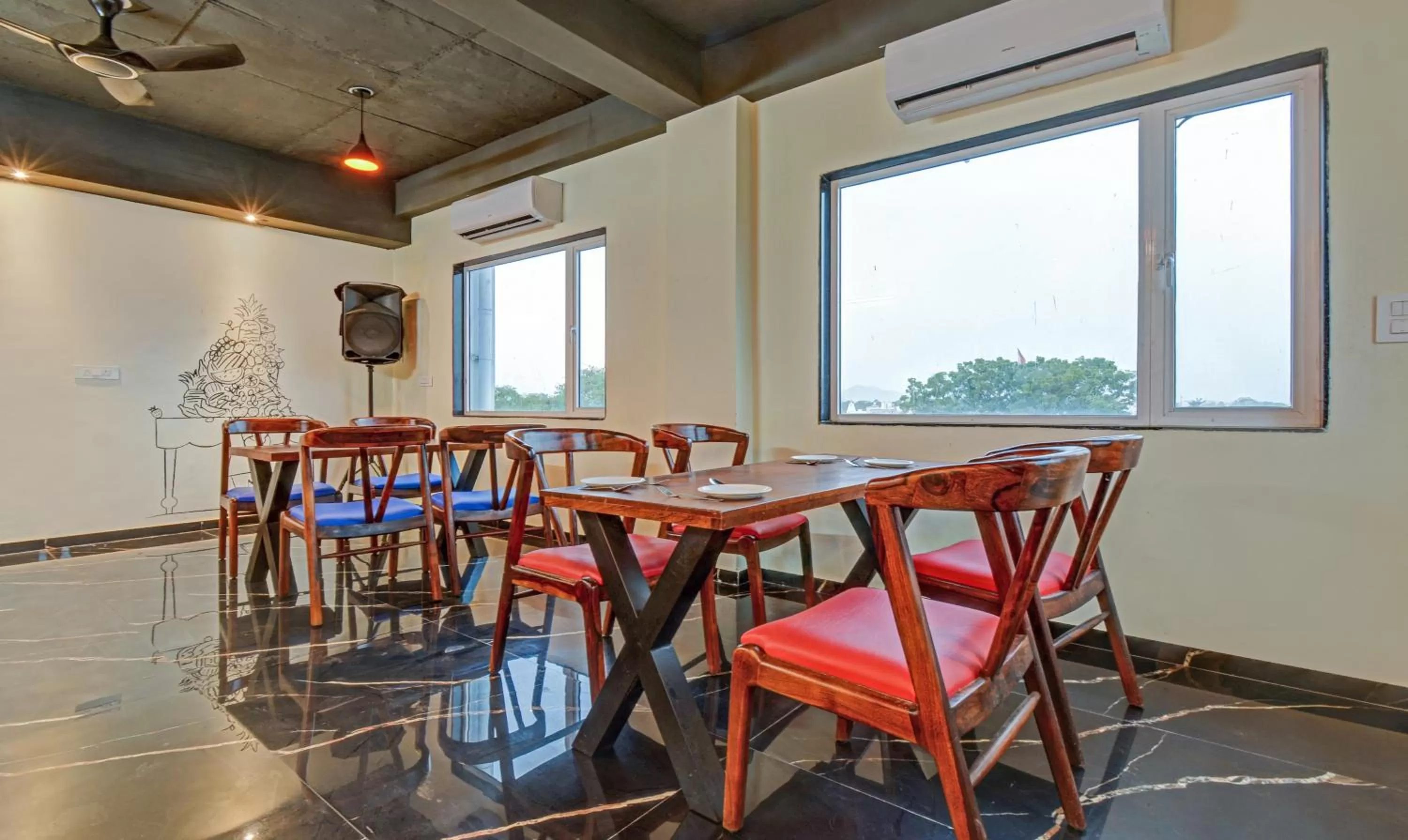 Restaurant/places to eat in Tripli Hotels Le Shelton