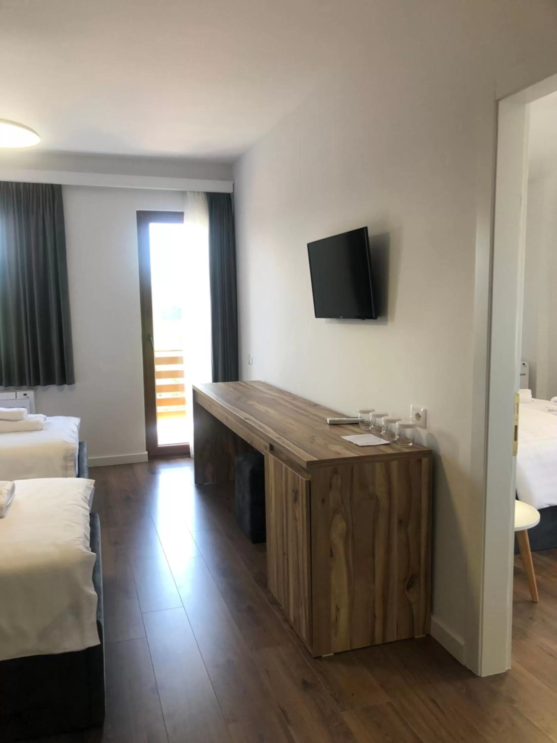 TV and multimedia, Bed in Grand Hotel Pogradec