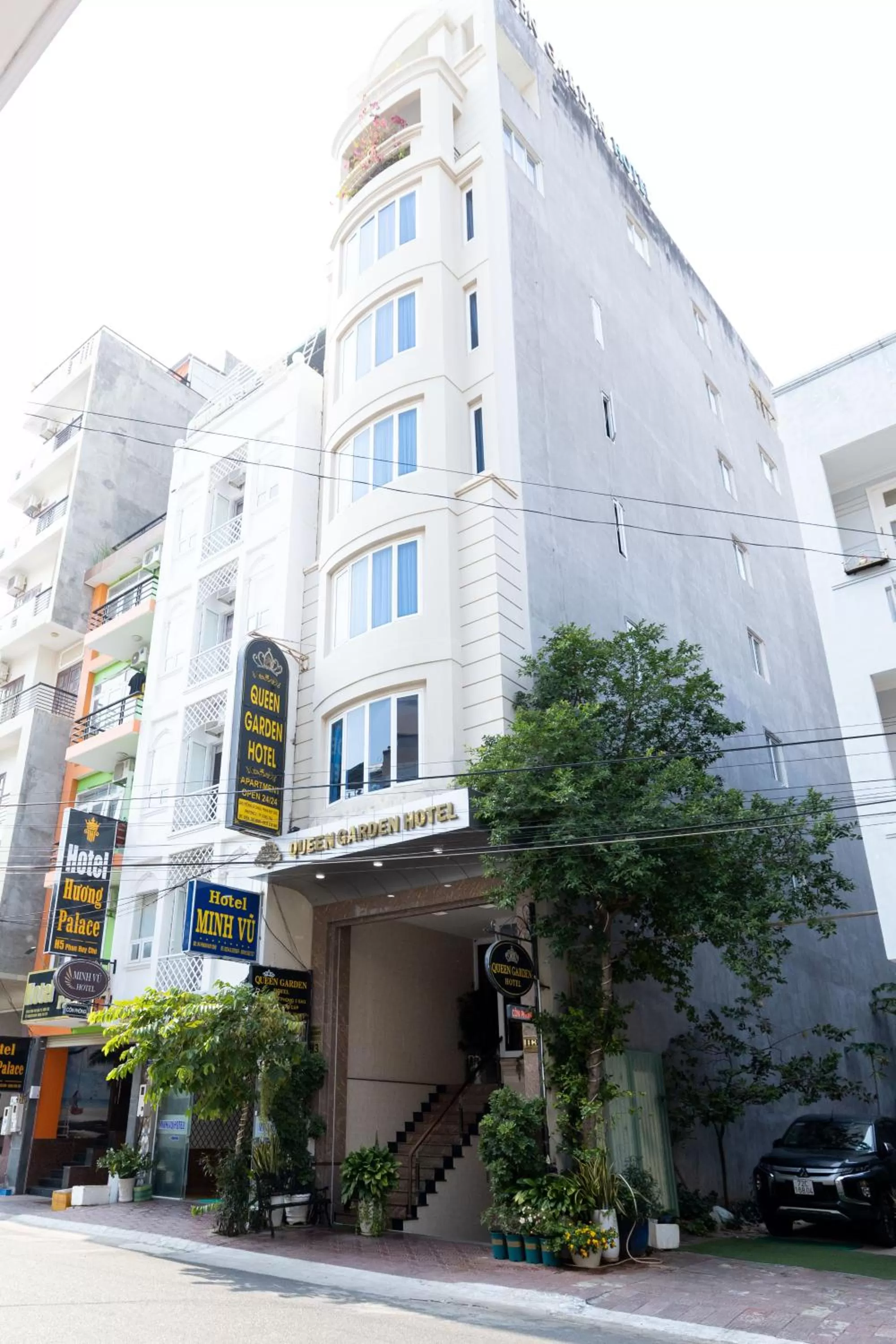 Property building in Queen Garden Hotel & Apartment