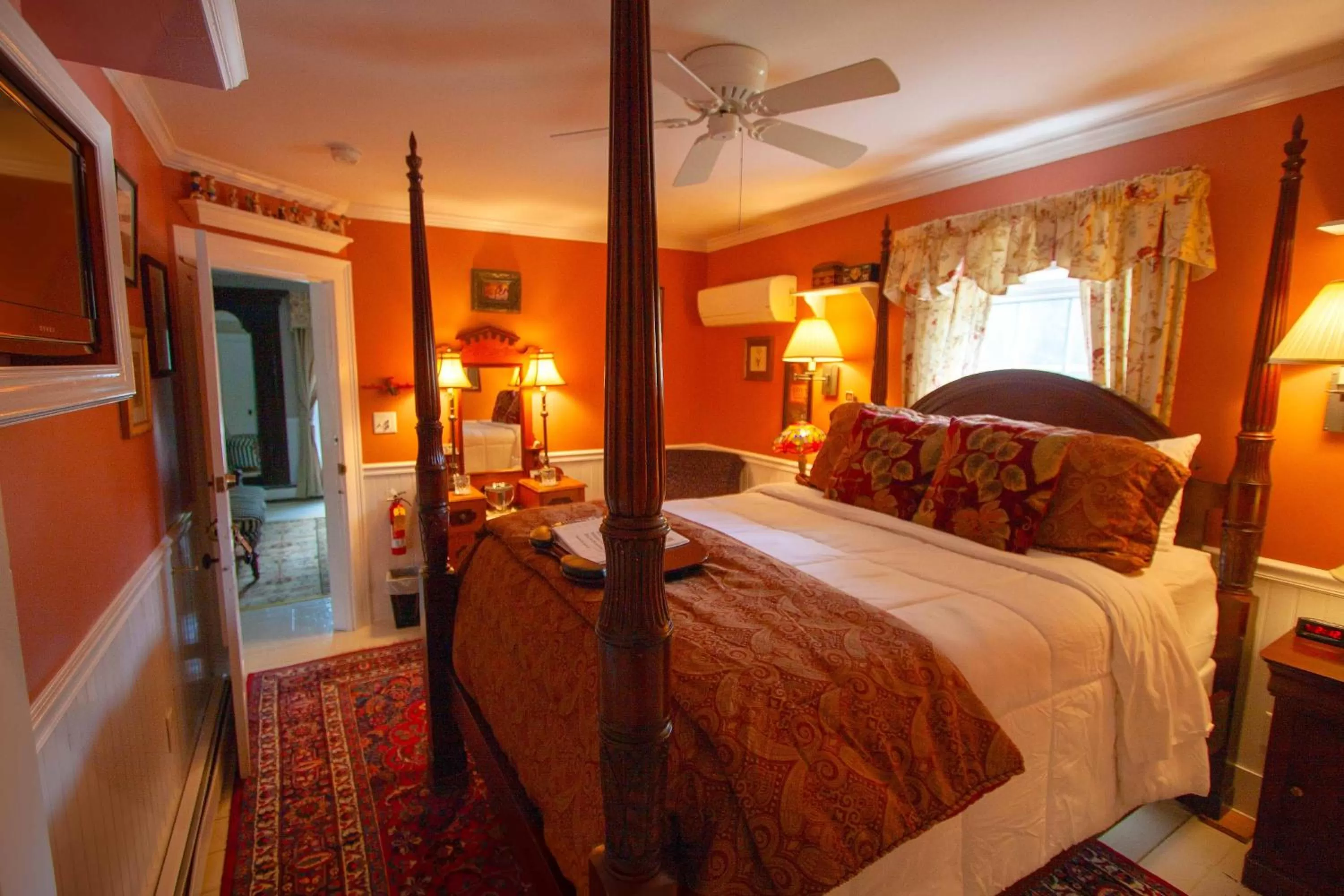 Photo of the whole room, Bed in Phineas Swann Inn & Spa