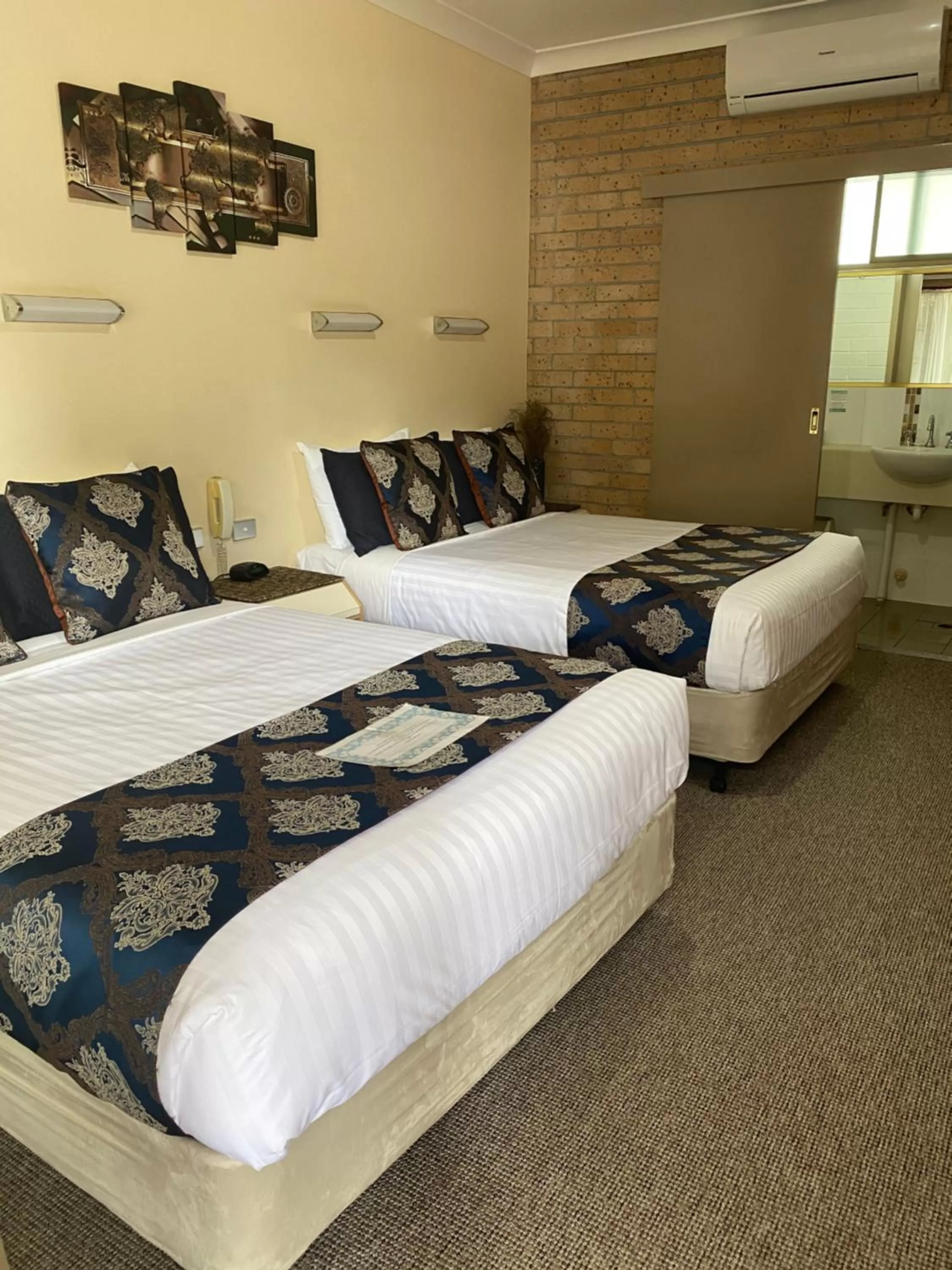 Bed in Marriott Park Motel