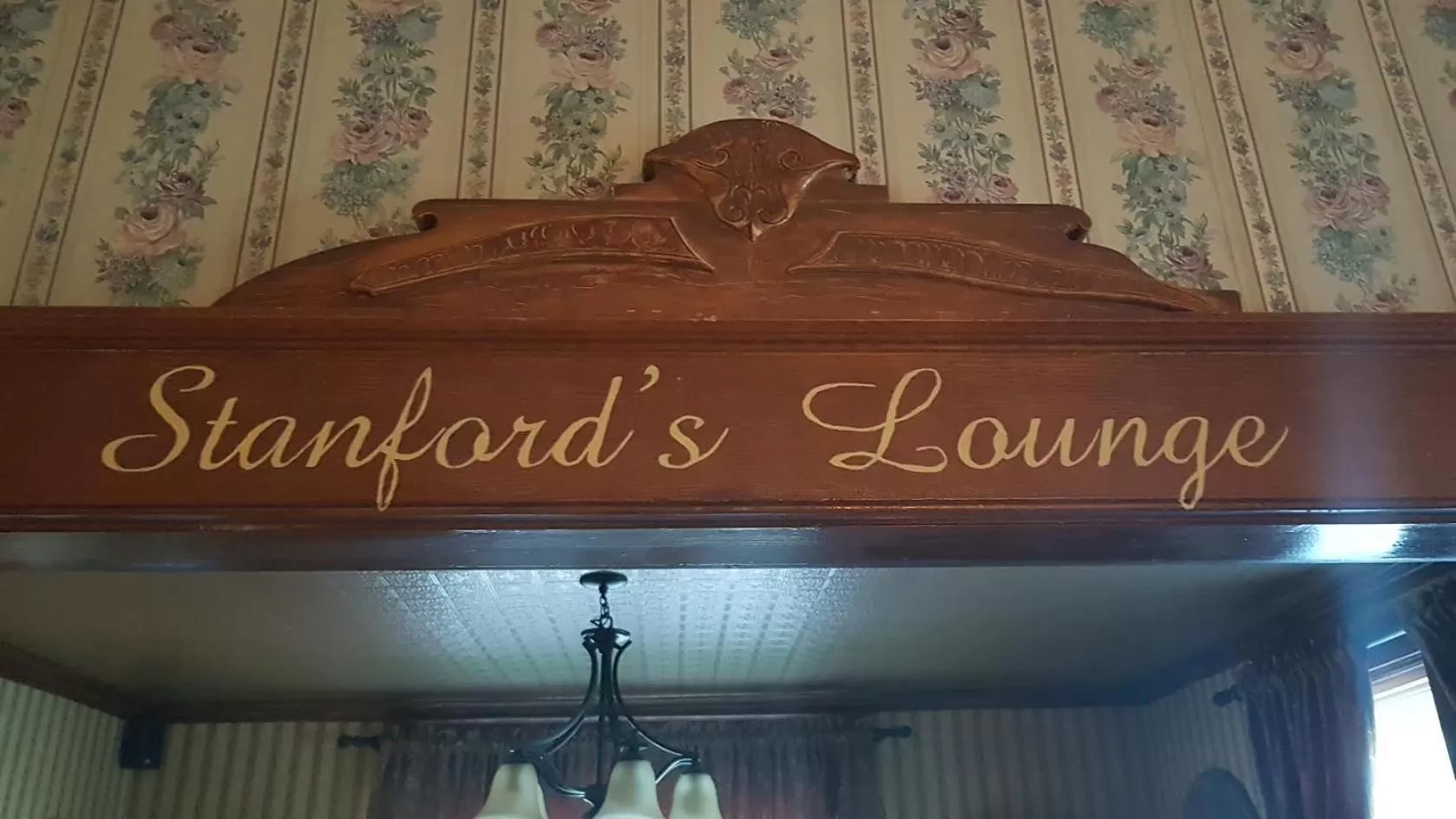 Logo/Certificate/Sign in The Home Place Inn