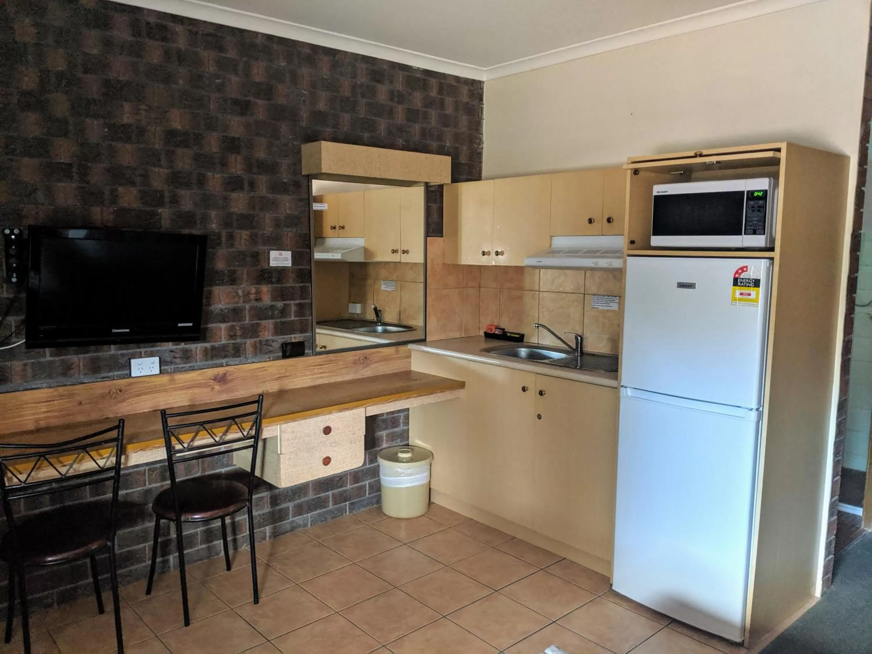 Kitchen or kitchenette in City Lights Motel