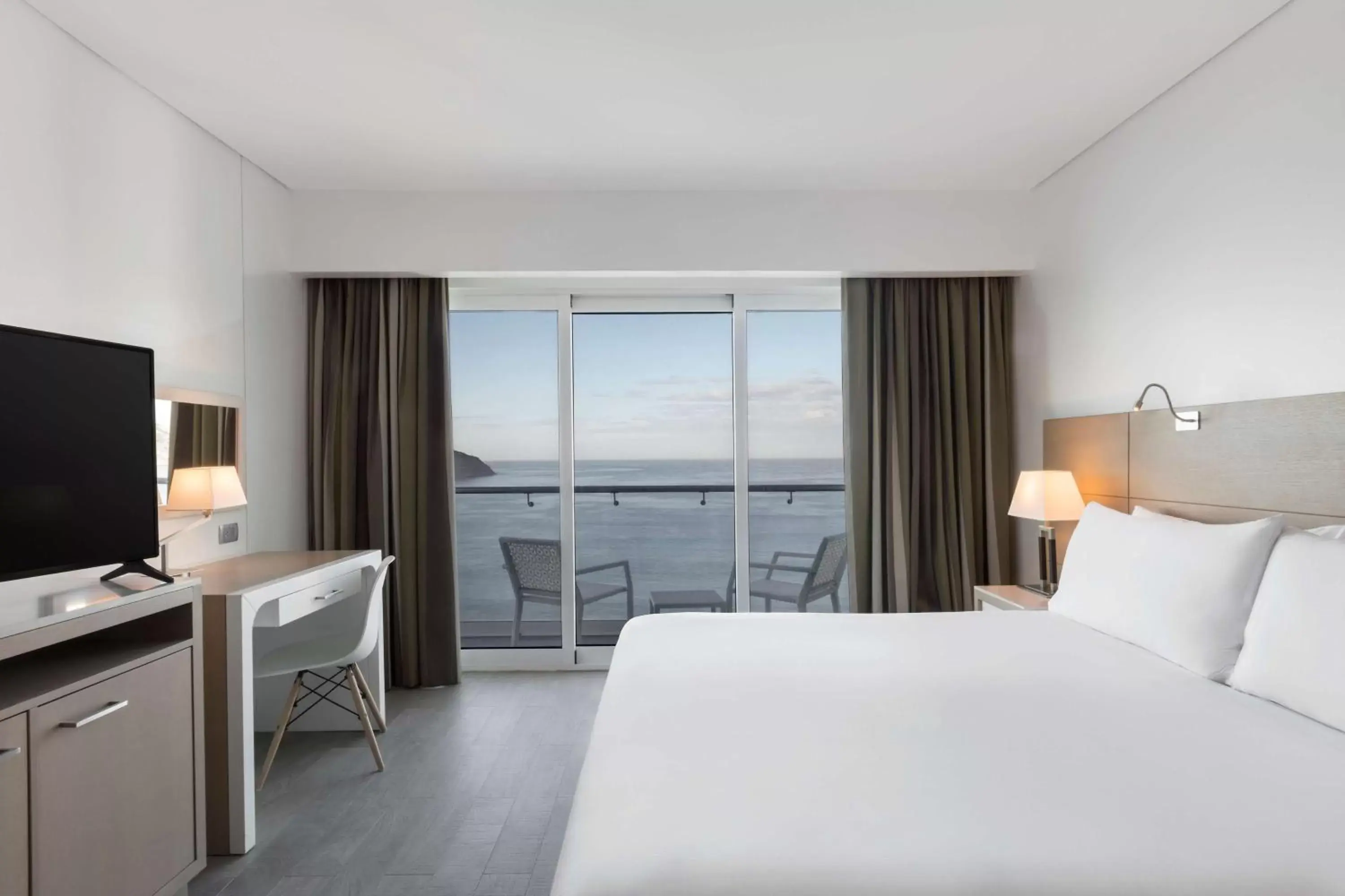 Deluxe Queen Room with Ocean Front in DoubleTree by Hilton Mazatlan, SIN Deluxe Queen Room with Ocean Front in DoubleTree by Hilton Mazatlan, SIN