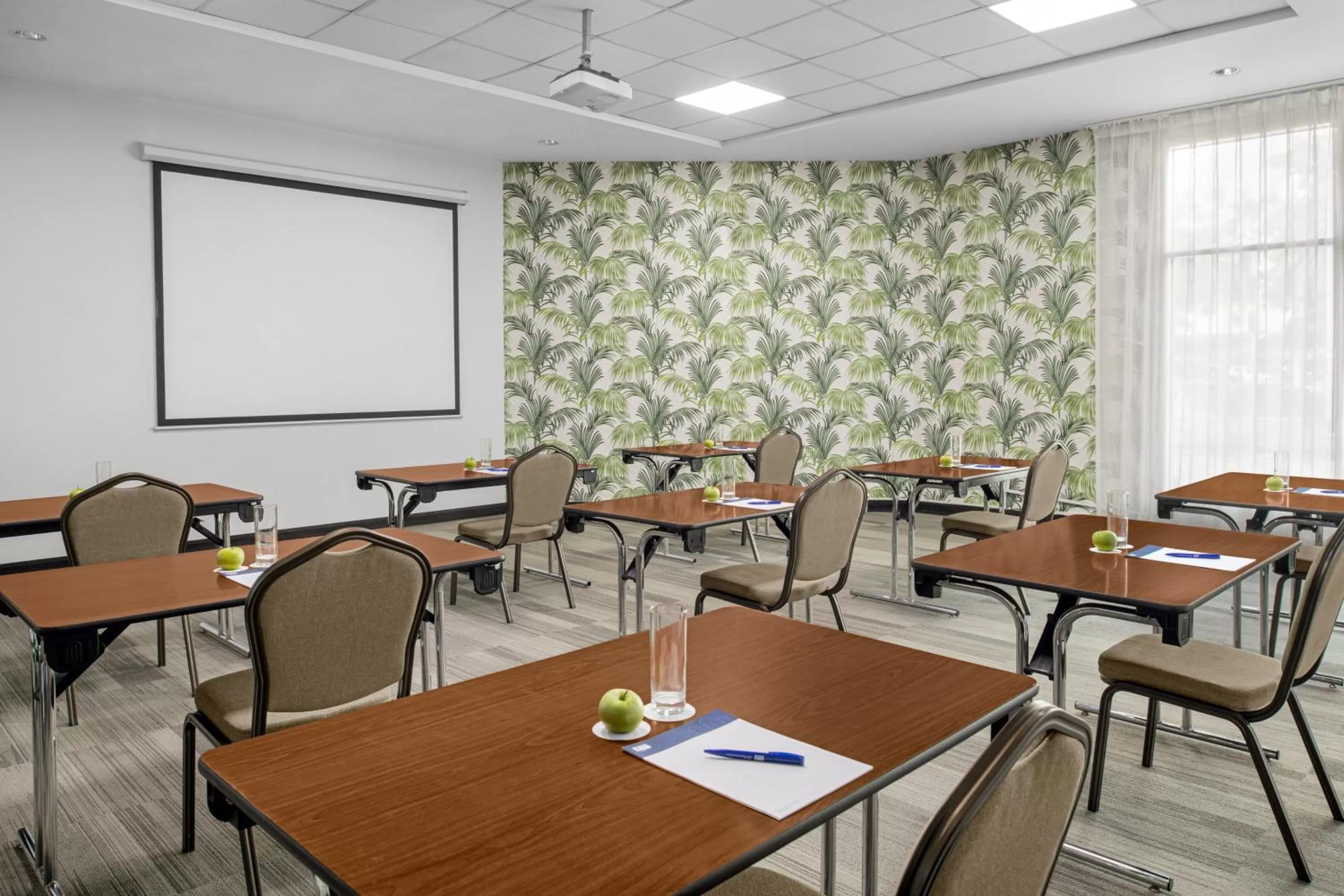Meeting/conference room in Holiday Inn Express Dubai Safa Park by IHG