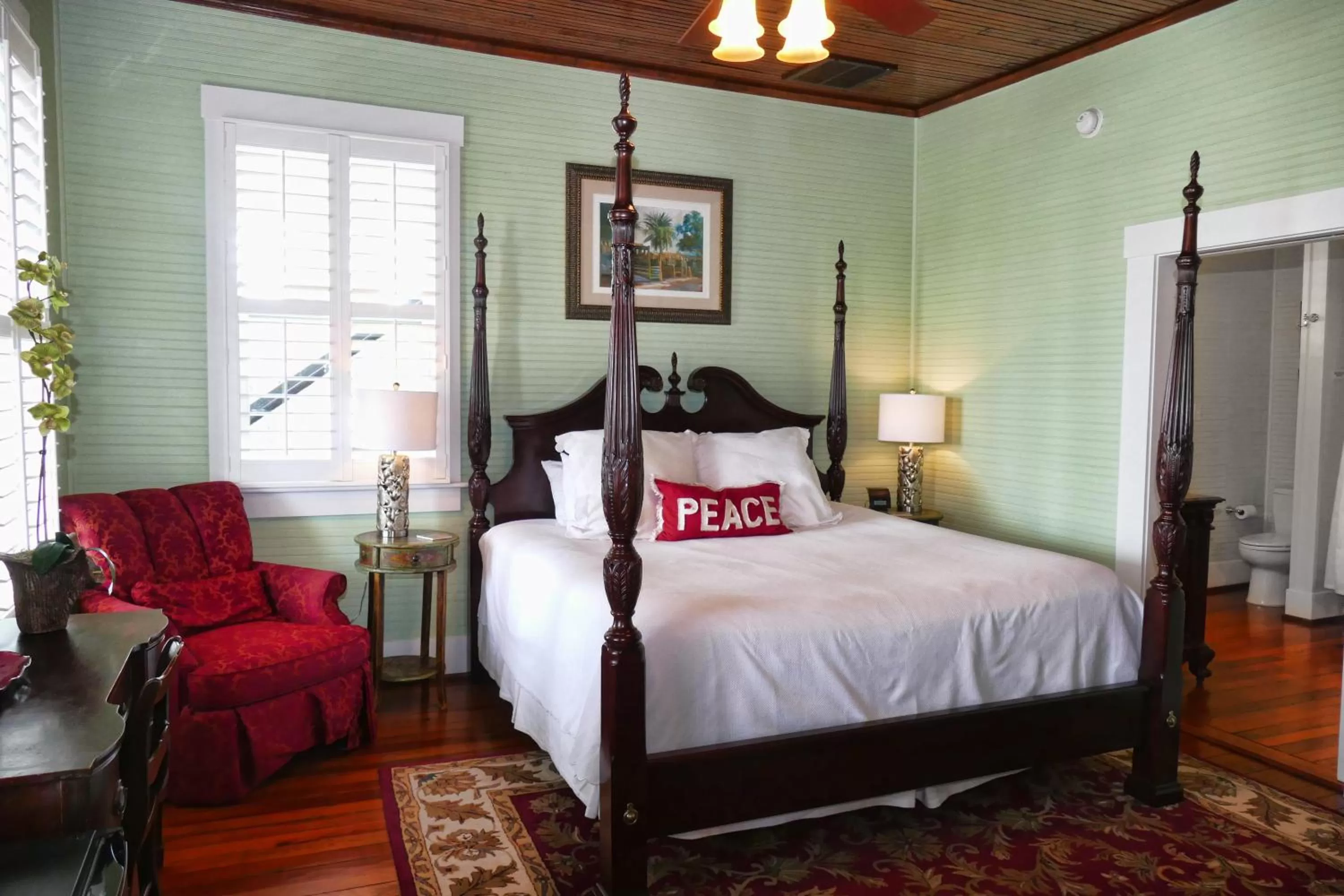 Photo of the whole room, Bed in Beachview Inn and Spa