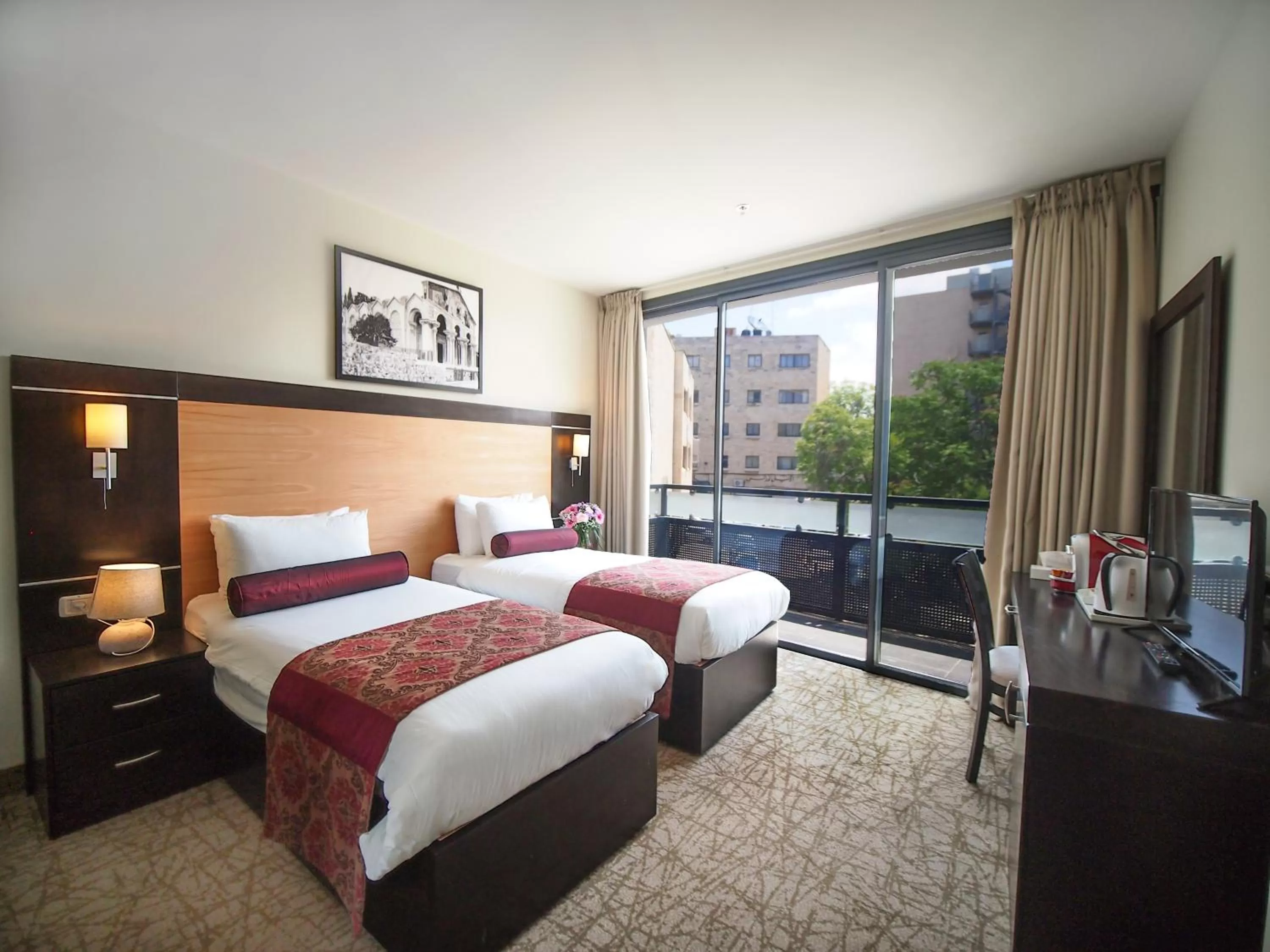 Photo of the whole room, Bed in New Capitol Hotel - Jerusalem