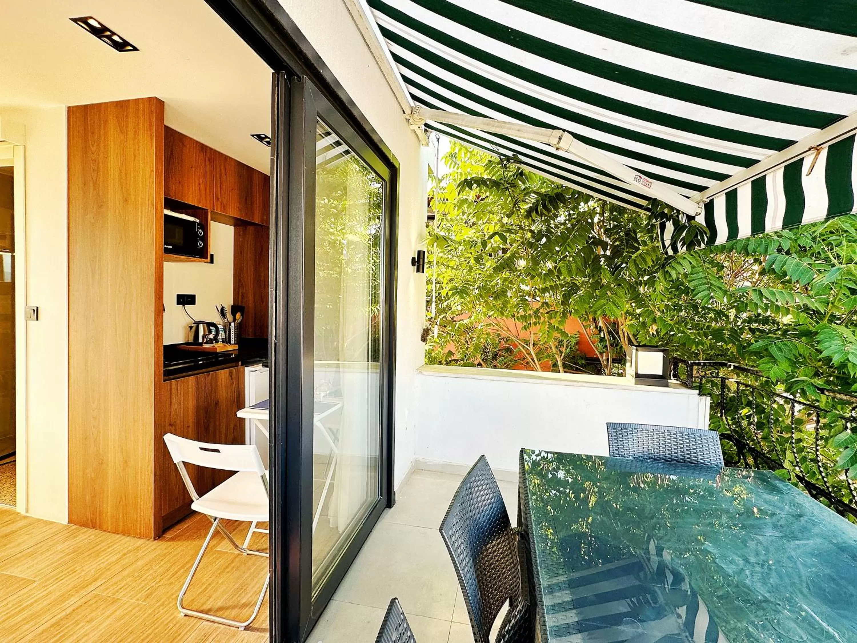 Patio in Sultan Pier Hotel