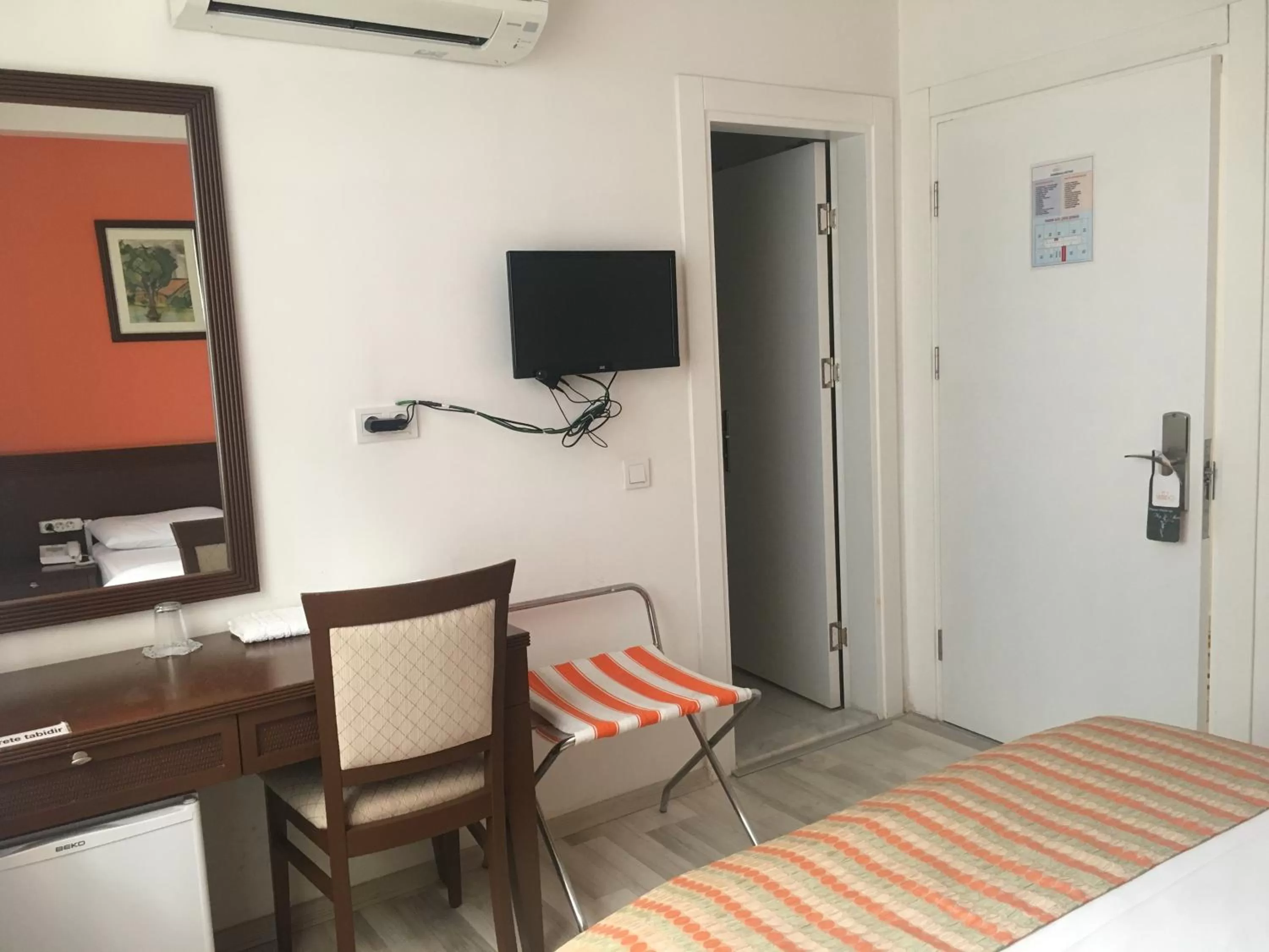 TV and multimedia, TV/Entertainment Center in Mutado Hotel