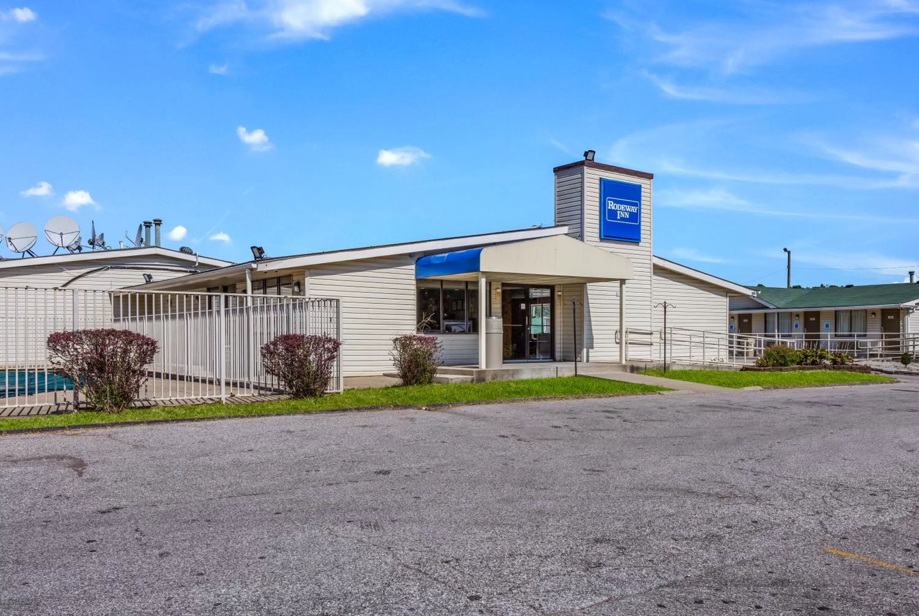 Property Building in Rodeway Inn