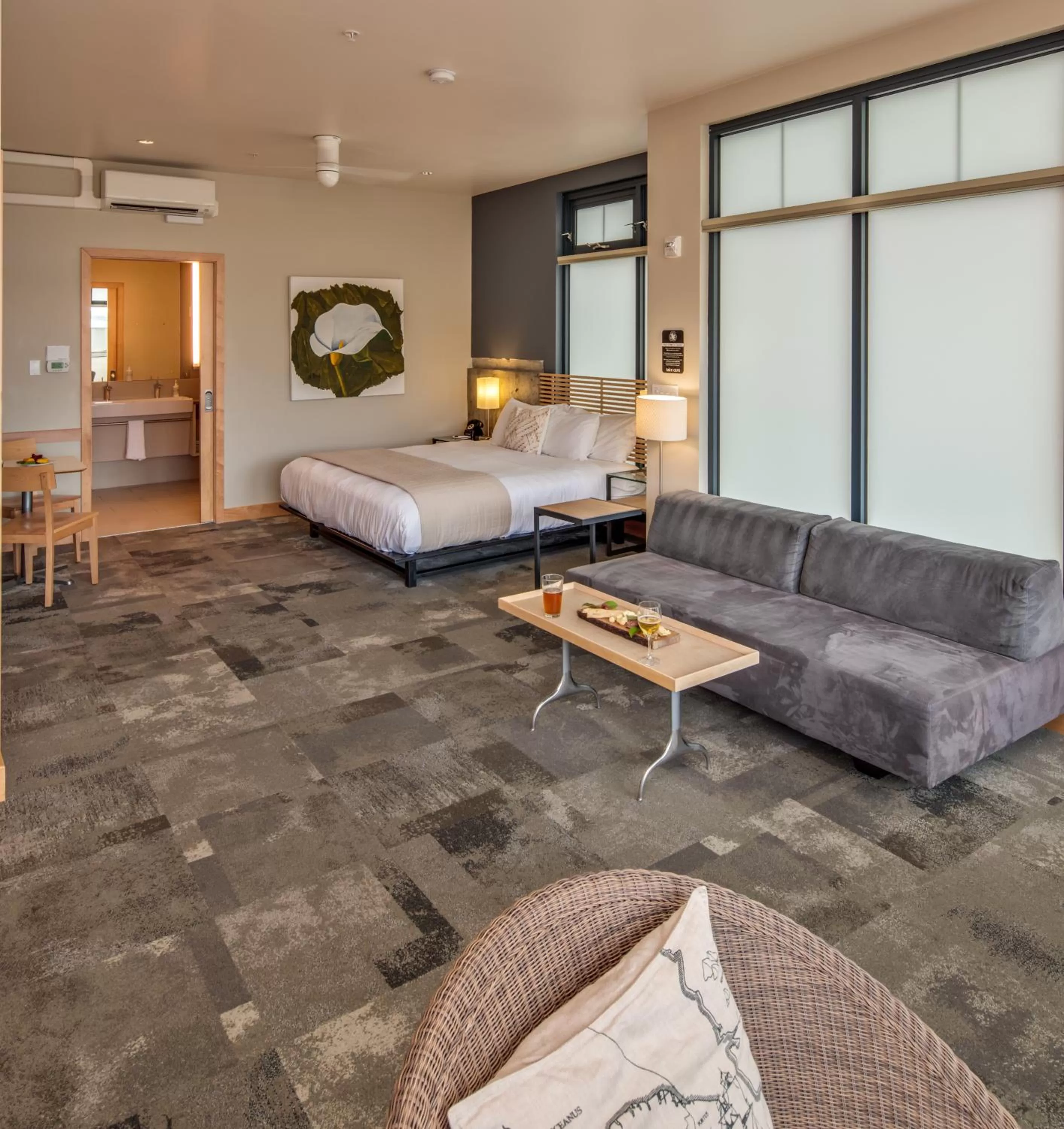 Photo of the whole room, Bed in Island Inn at 123 West