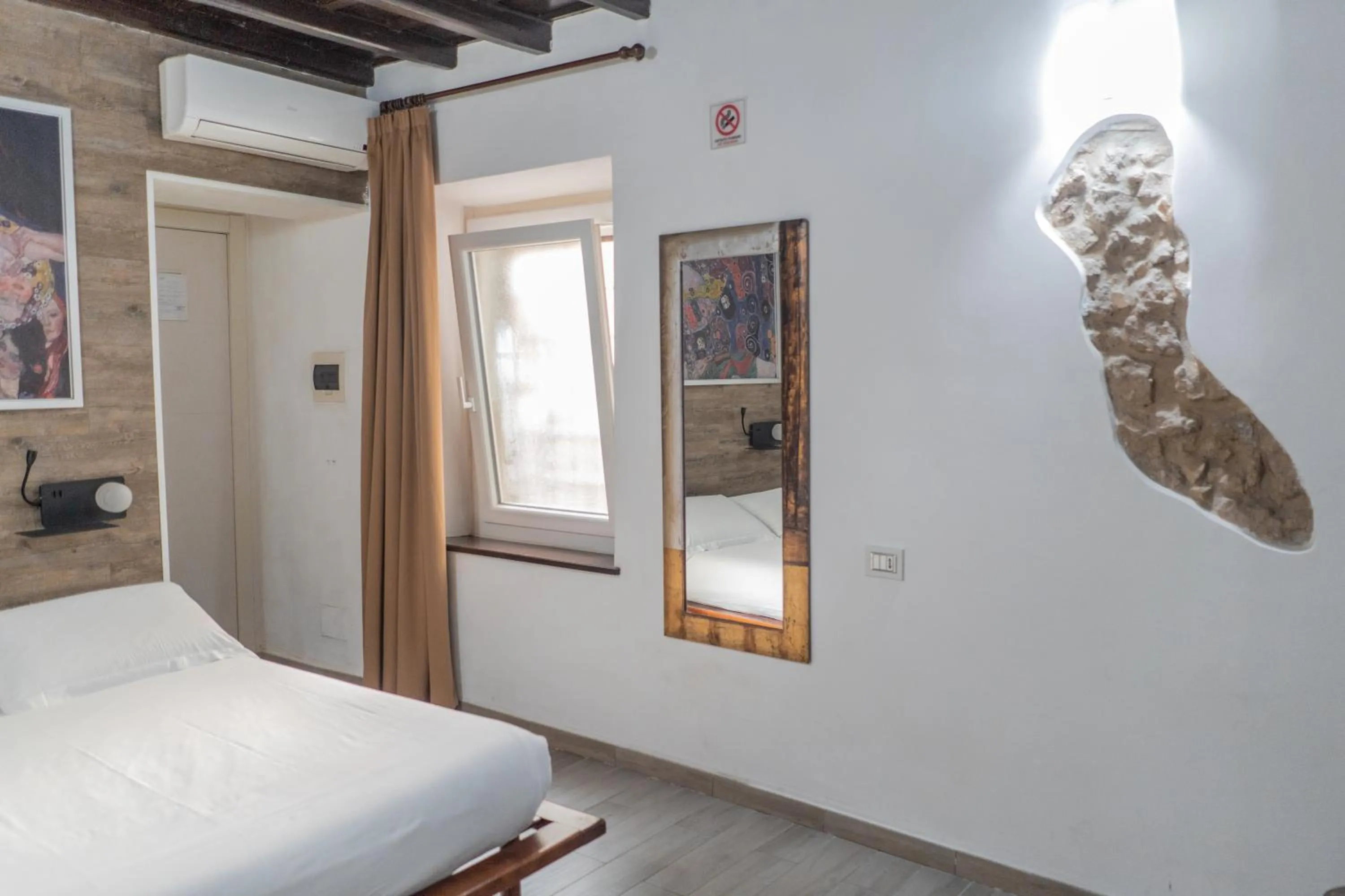 Bedroom, Bed in iRooms - Spanish Steps