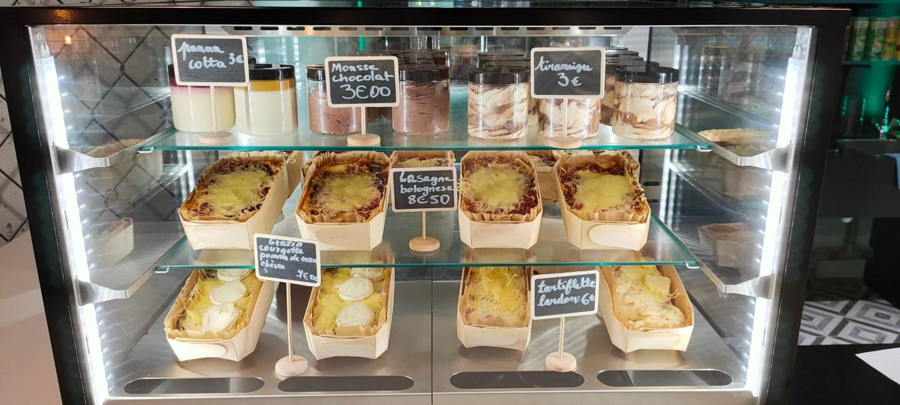 Restaurant/places to eat in B&B HOTEL Nice Aéroport Arenas