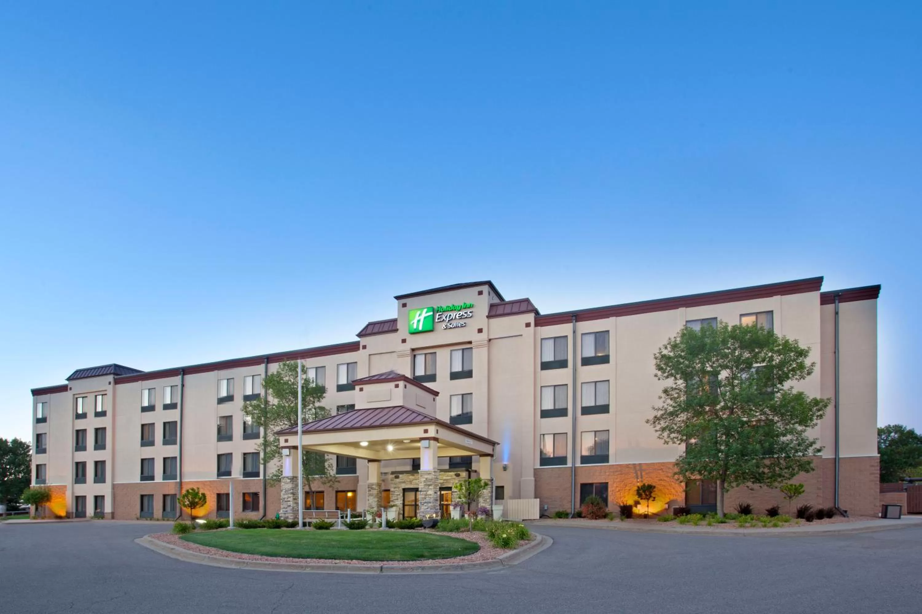 Property building in Holiday Inn Express Hotel & Suites Minneapolis - Minnetonka by IHG