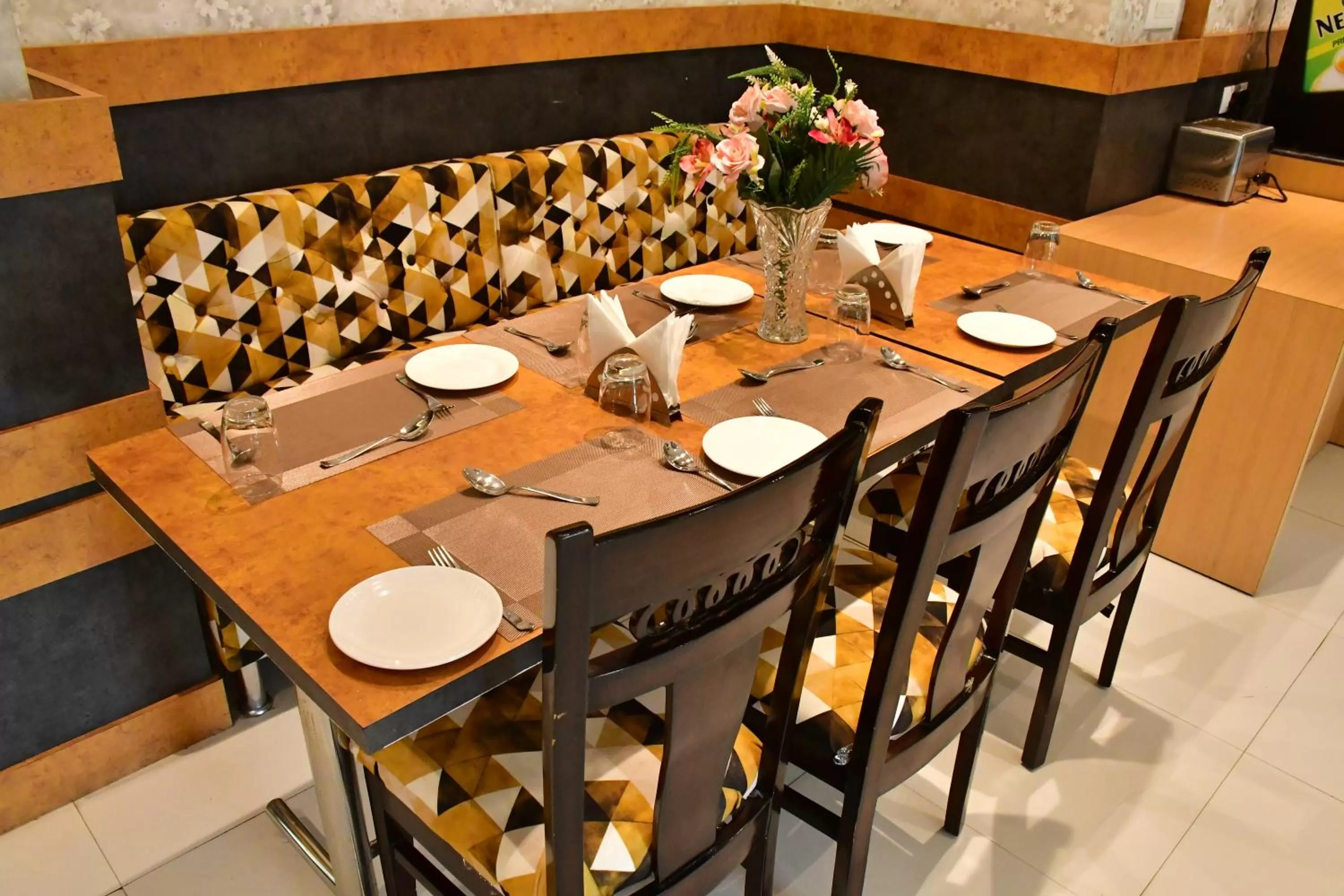 Restaurant/places to eat in Hotel Yatharth Inn