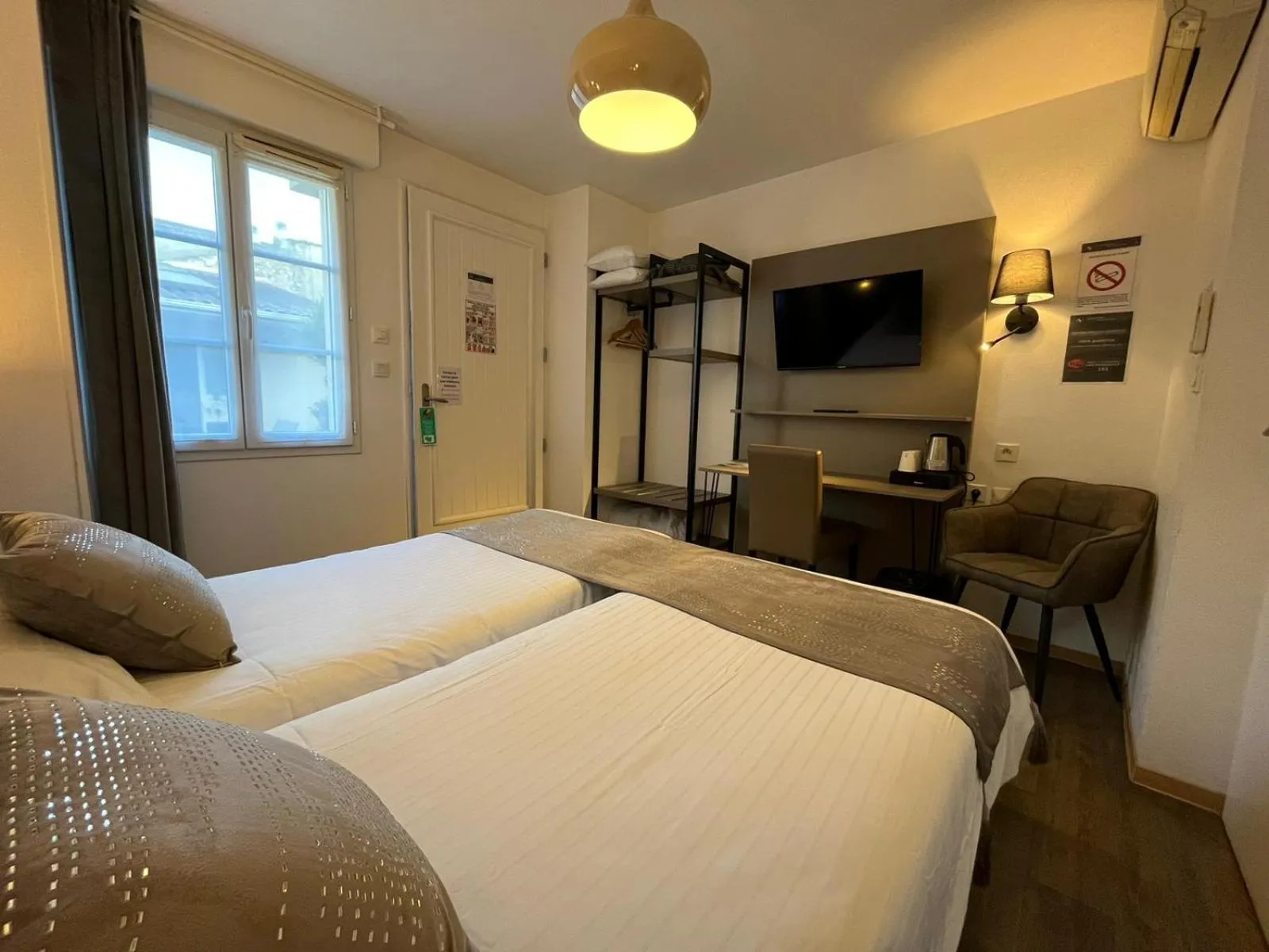 People, Bed in Cit'Hotel Le Cheval Blanc, Cognac Centre