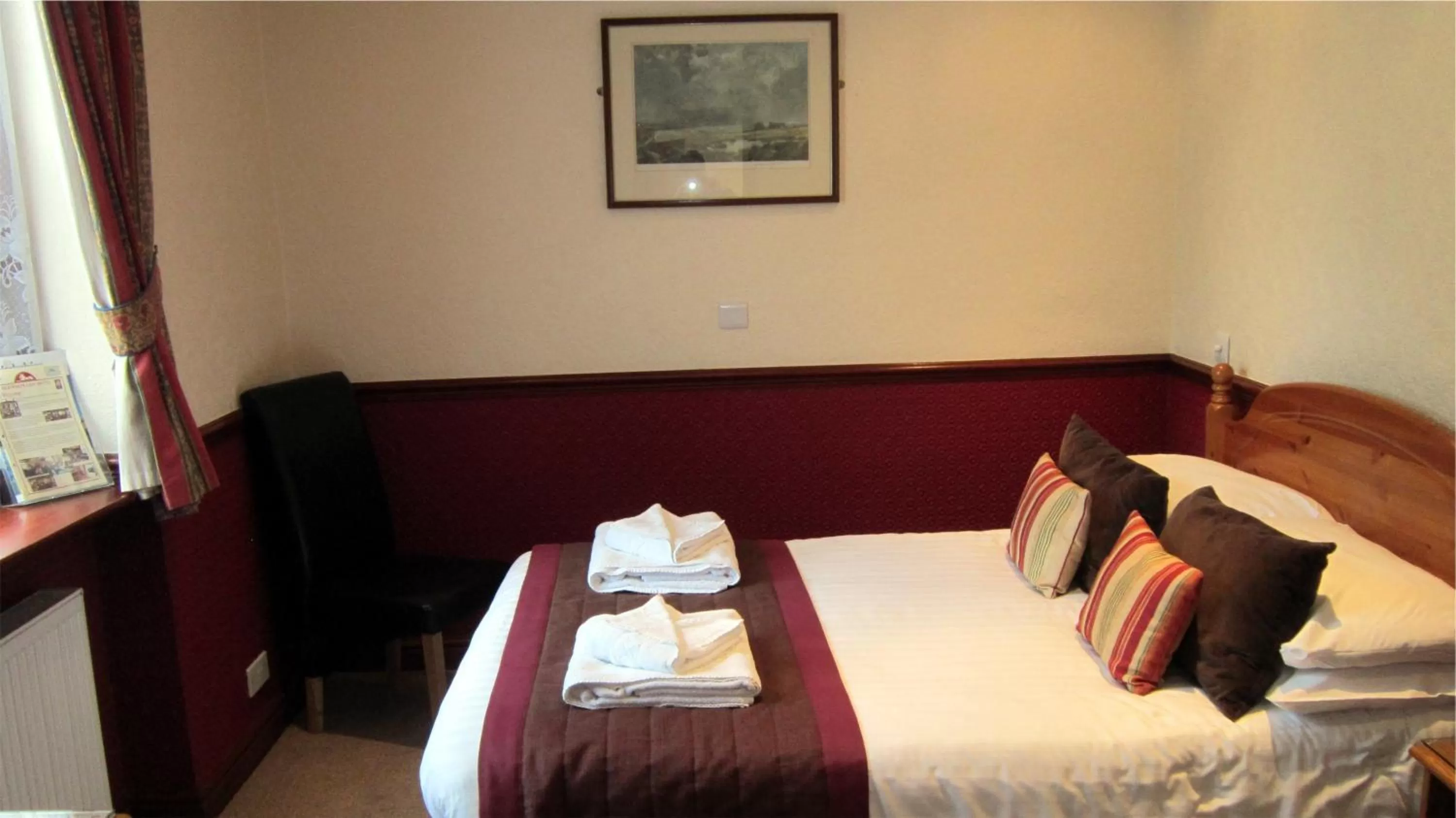 Bedroom, Bed in The Old White Lion Hotel