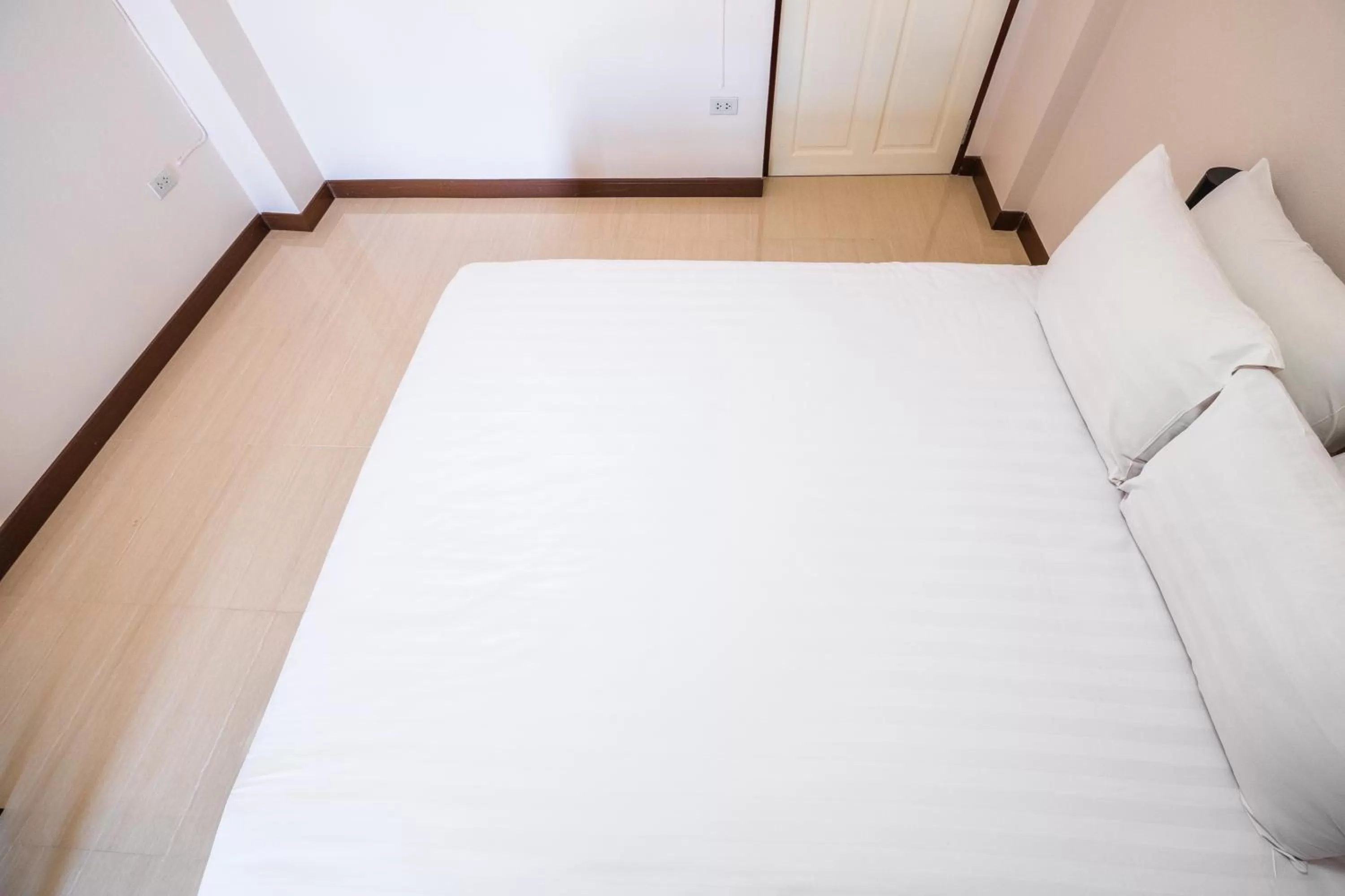 Photo of the whole room, Bed in Don Muang Hotel