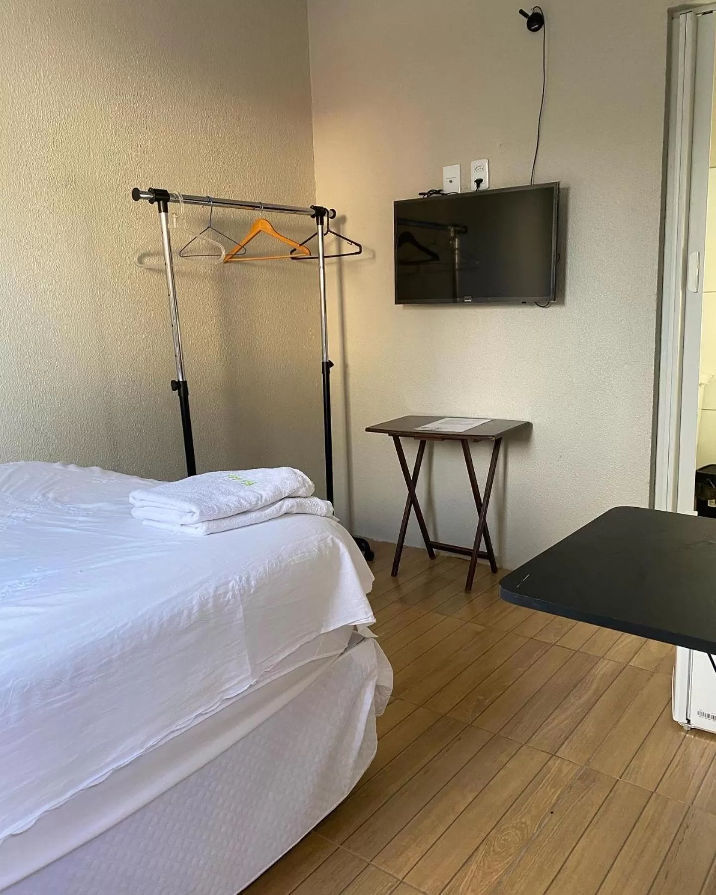 Bed, TV/Entertainment Center in Pousada Hostal Iracema