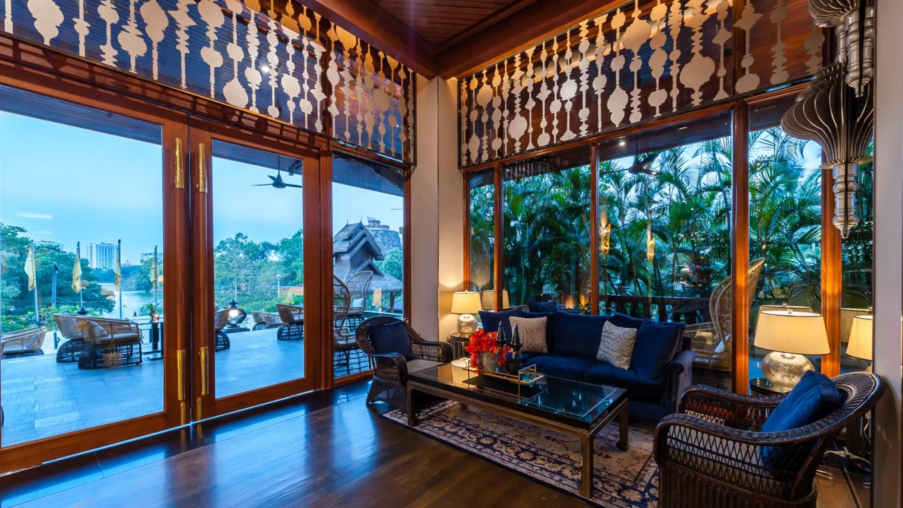 Lounge or bar in Chatrium Hotel Royal Lake Yangon