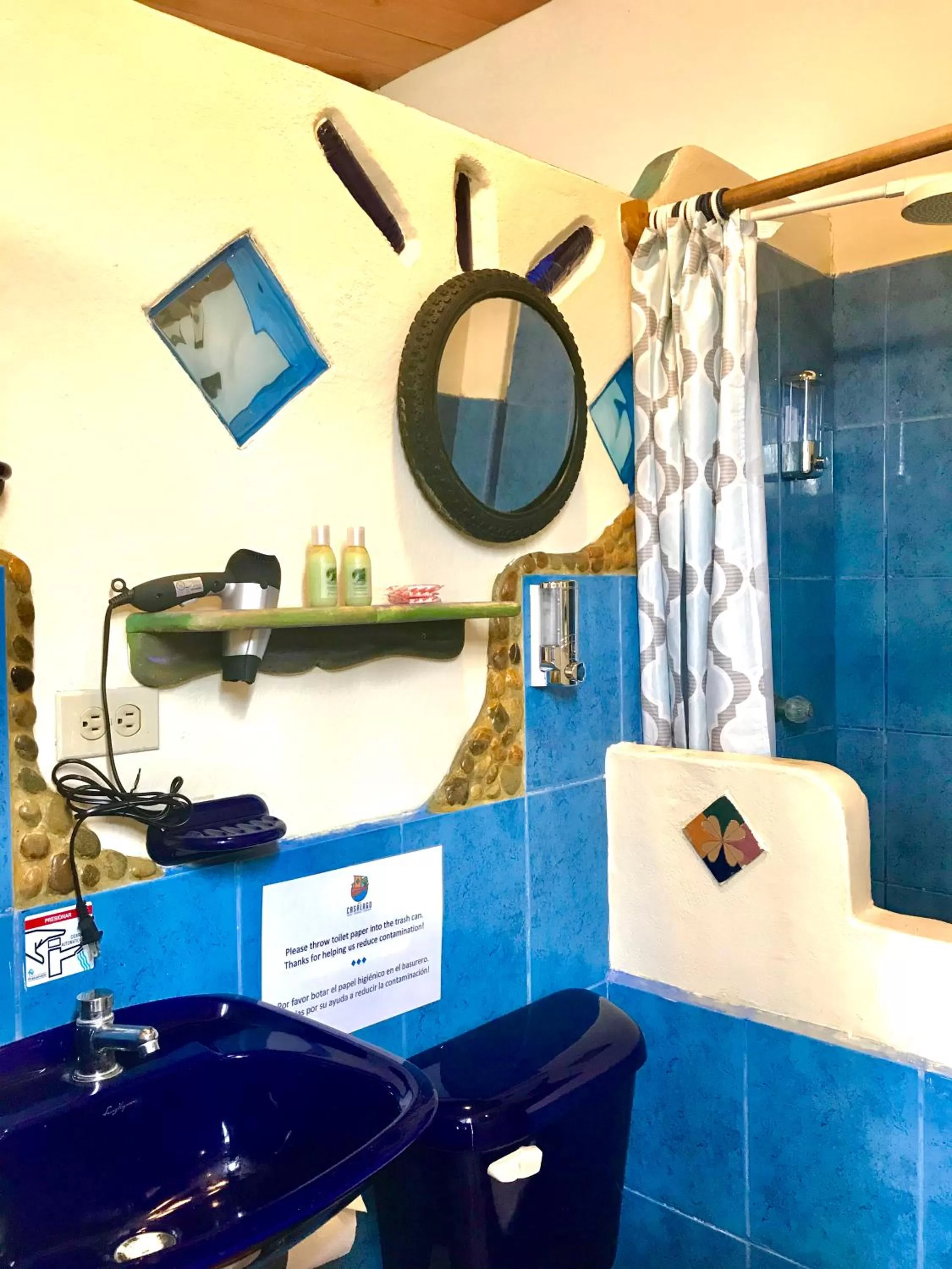 Bathroom in Casa del Lago Lodging House