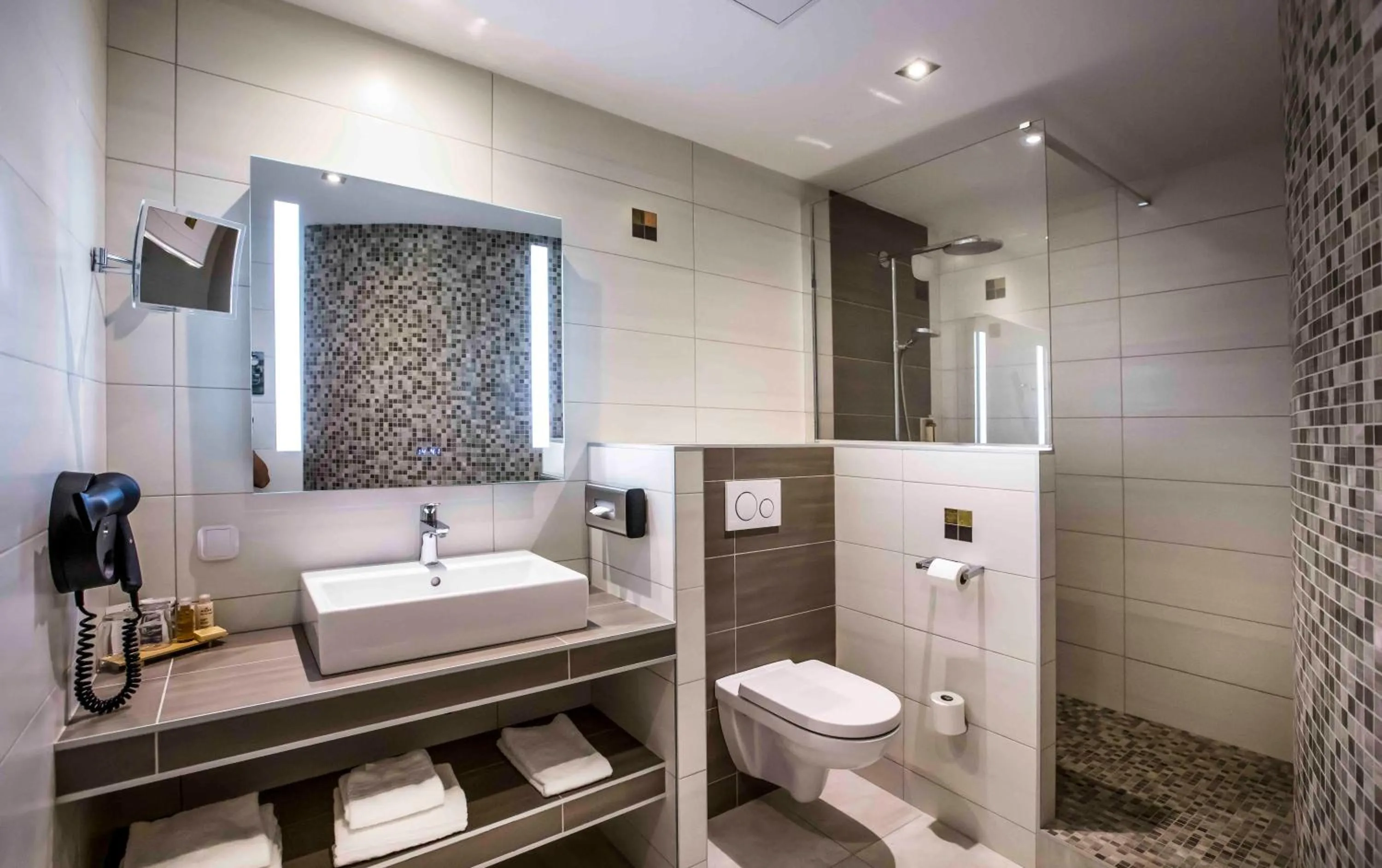 Shower in Mercure Montpellier Centre Comédie