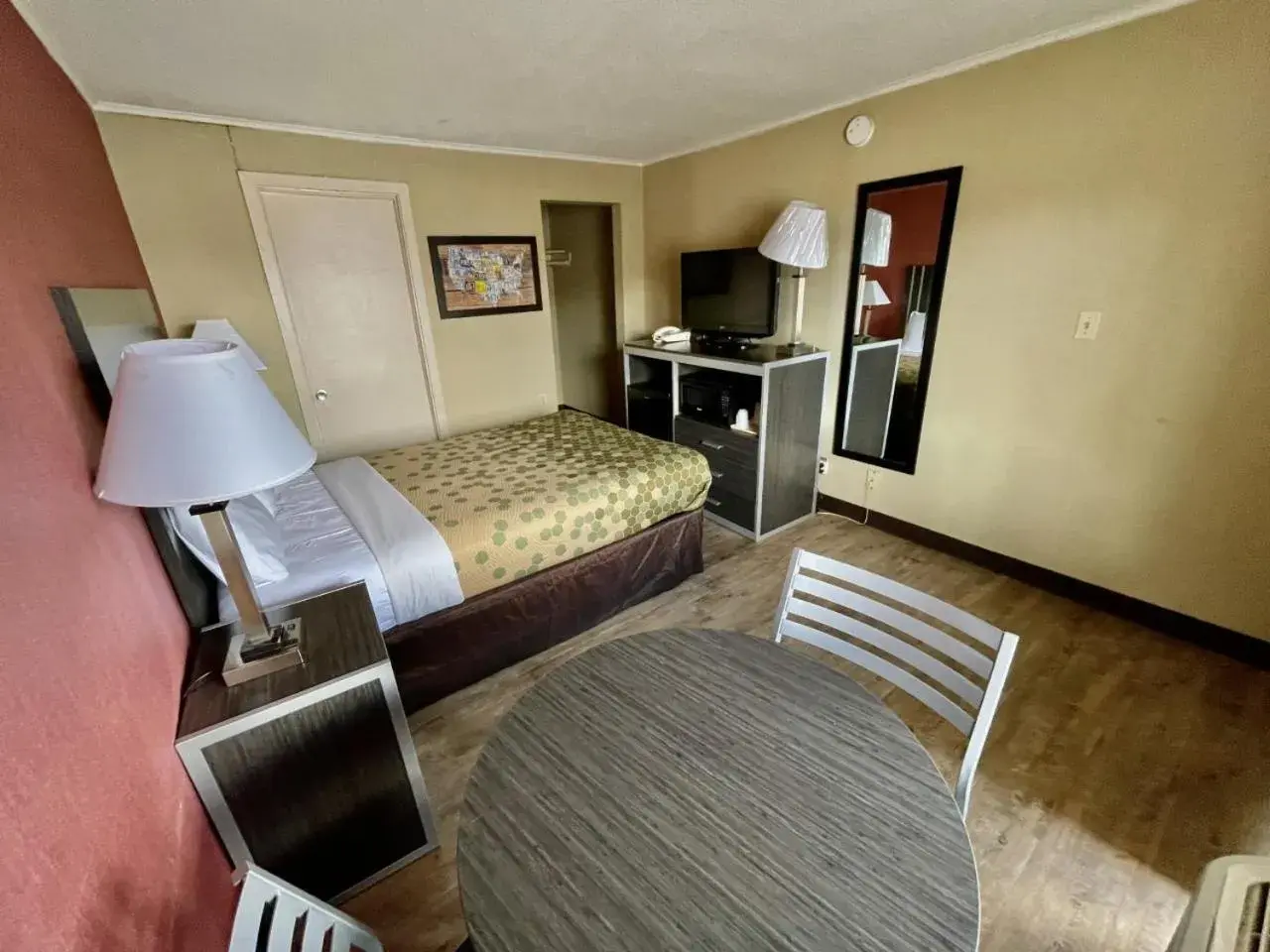 Standard Double Room - Non-Smoking in Economy Inn Standard Double Room - Non-Smoking in Economy Inn