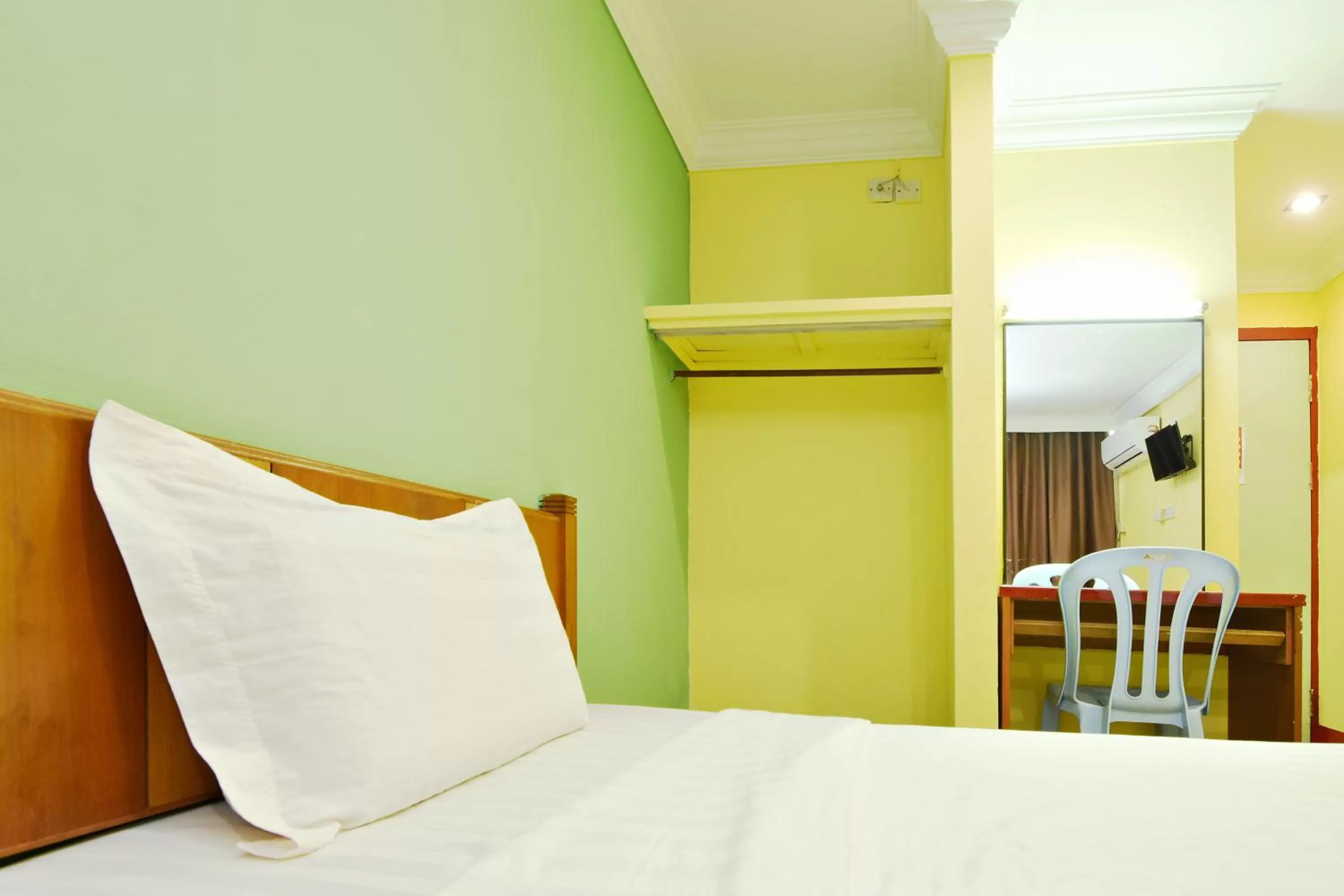 Bedroom, Bed in Mandarin Inn by Glex