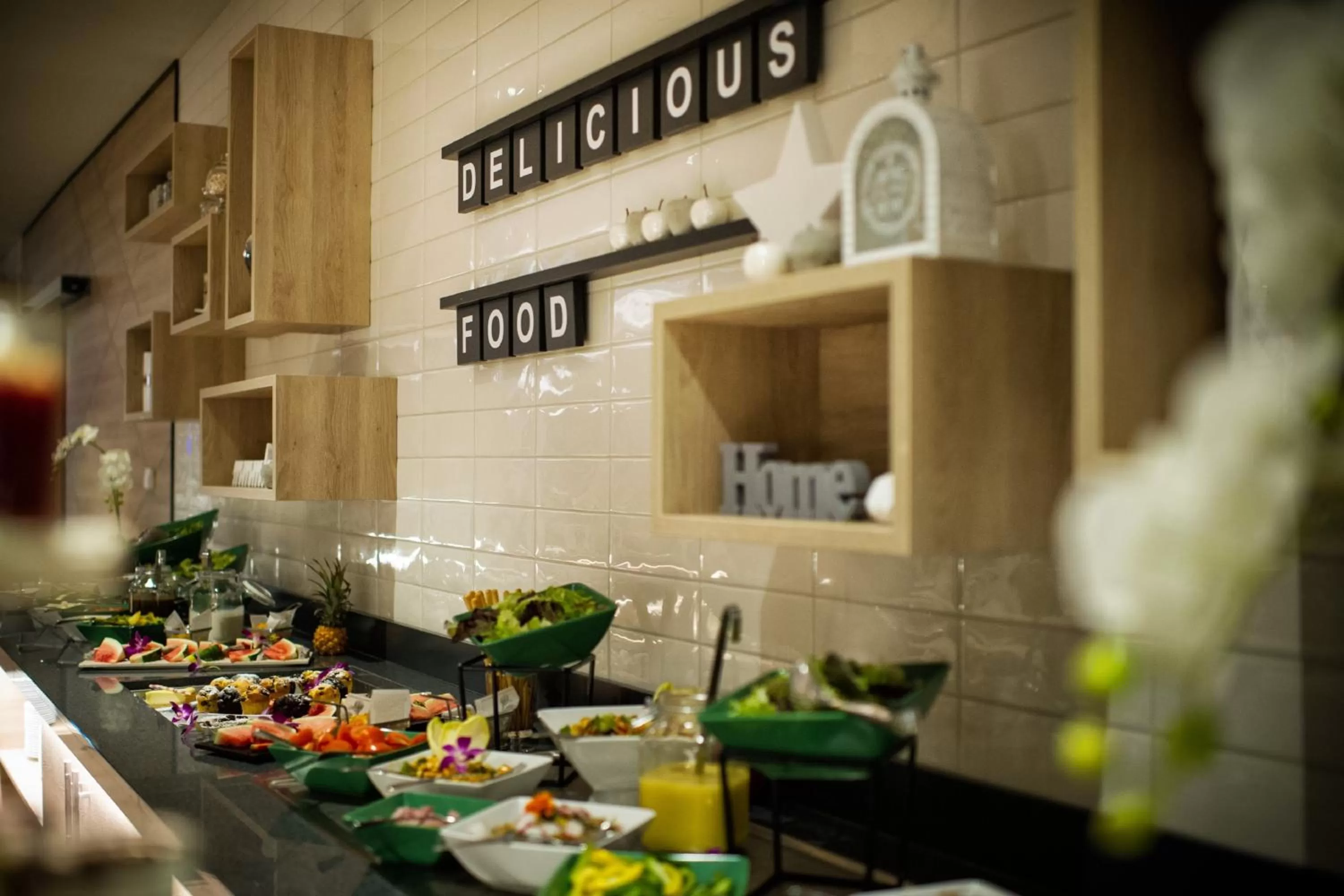 Restaurant/places to eat in Holiday Inn Frankfurt Airport by IHG
